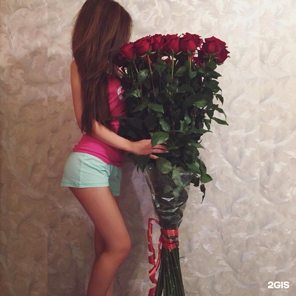 Девушка с длинными розами