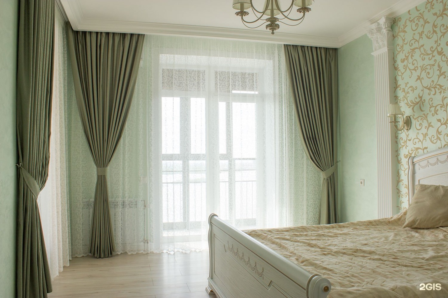 Спальня в светло зеленых тонах с серыми шторами