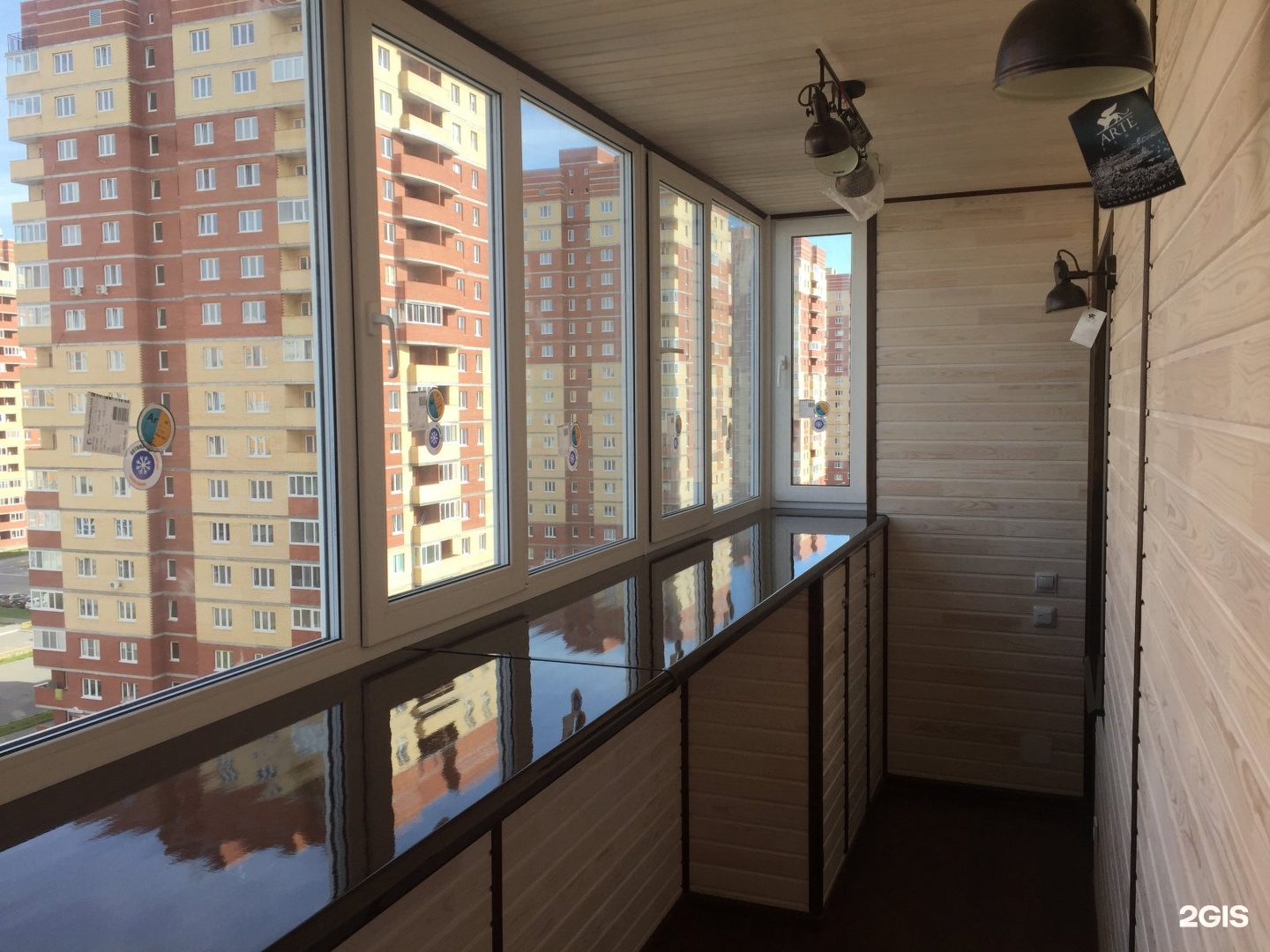 Панорамный балкон коричневый