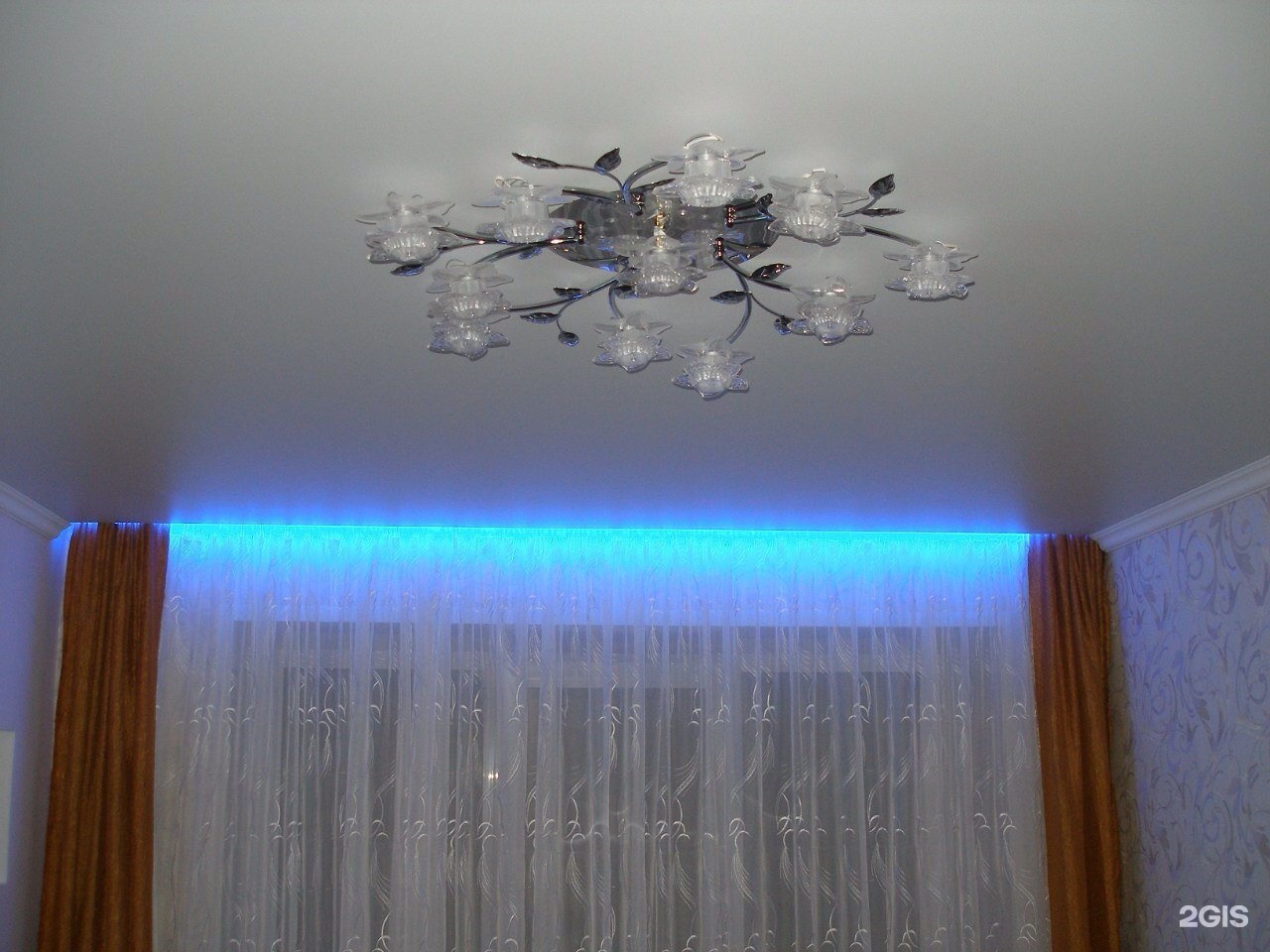 Натяжной потолок в зал с подсветкой и люстрой матовый