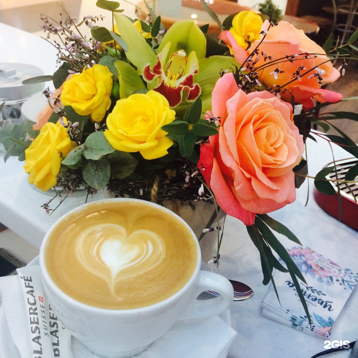 Желтые розы и кофе