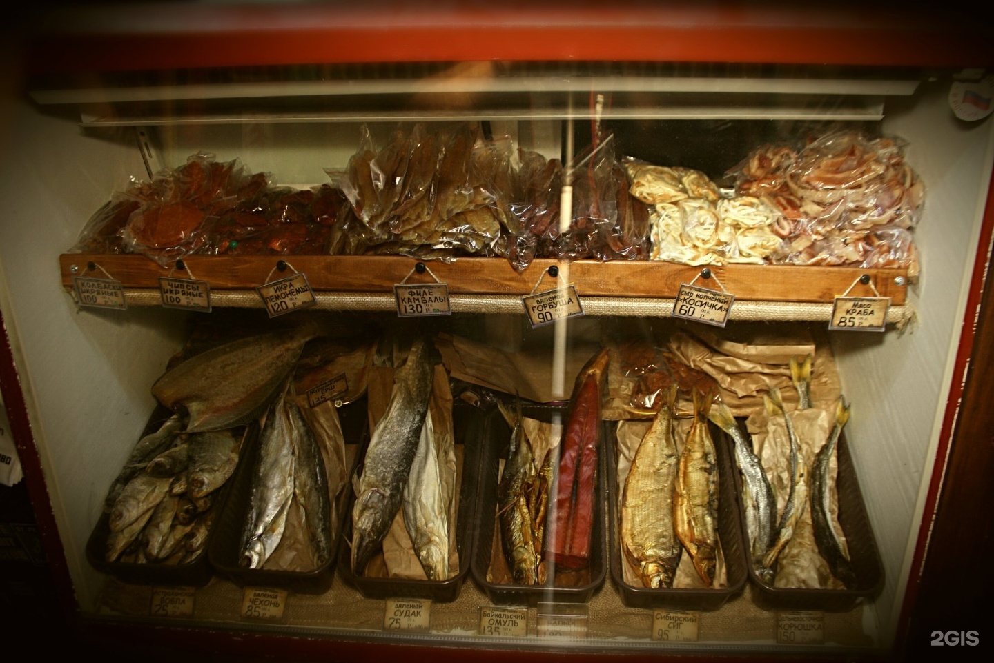 фото красивой выкладки рыбы в витрине