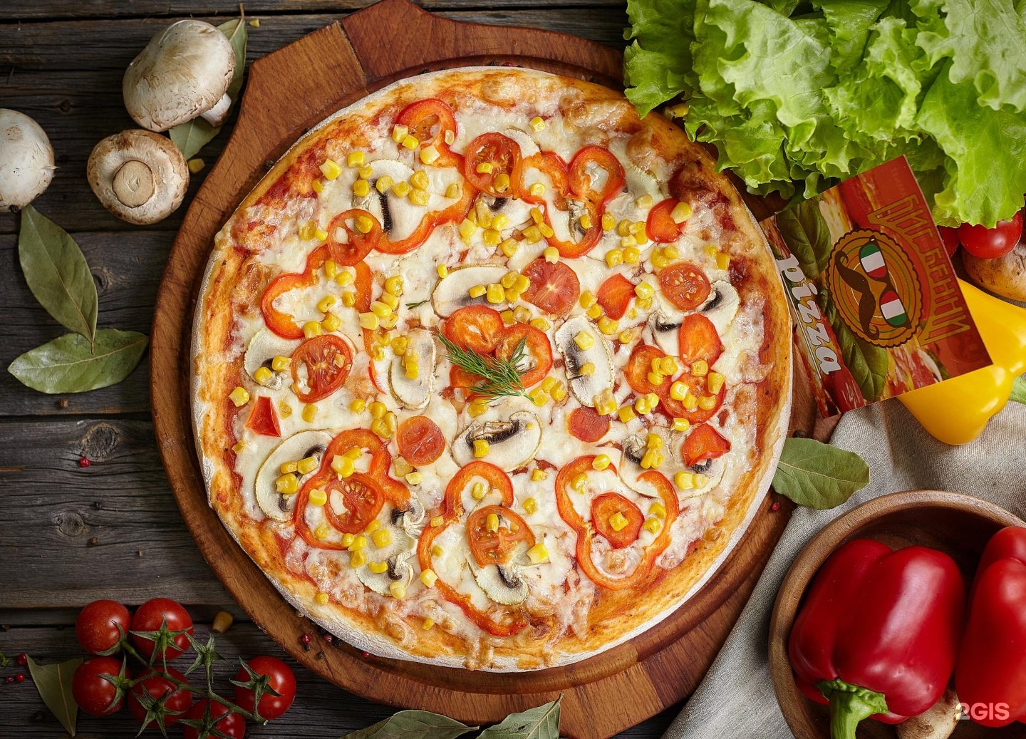 Пицца с овощами и сыром