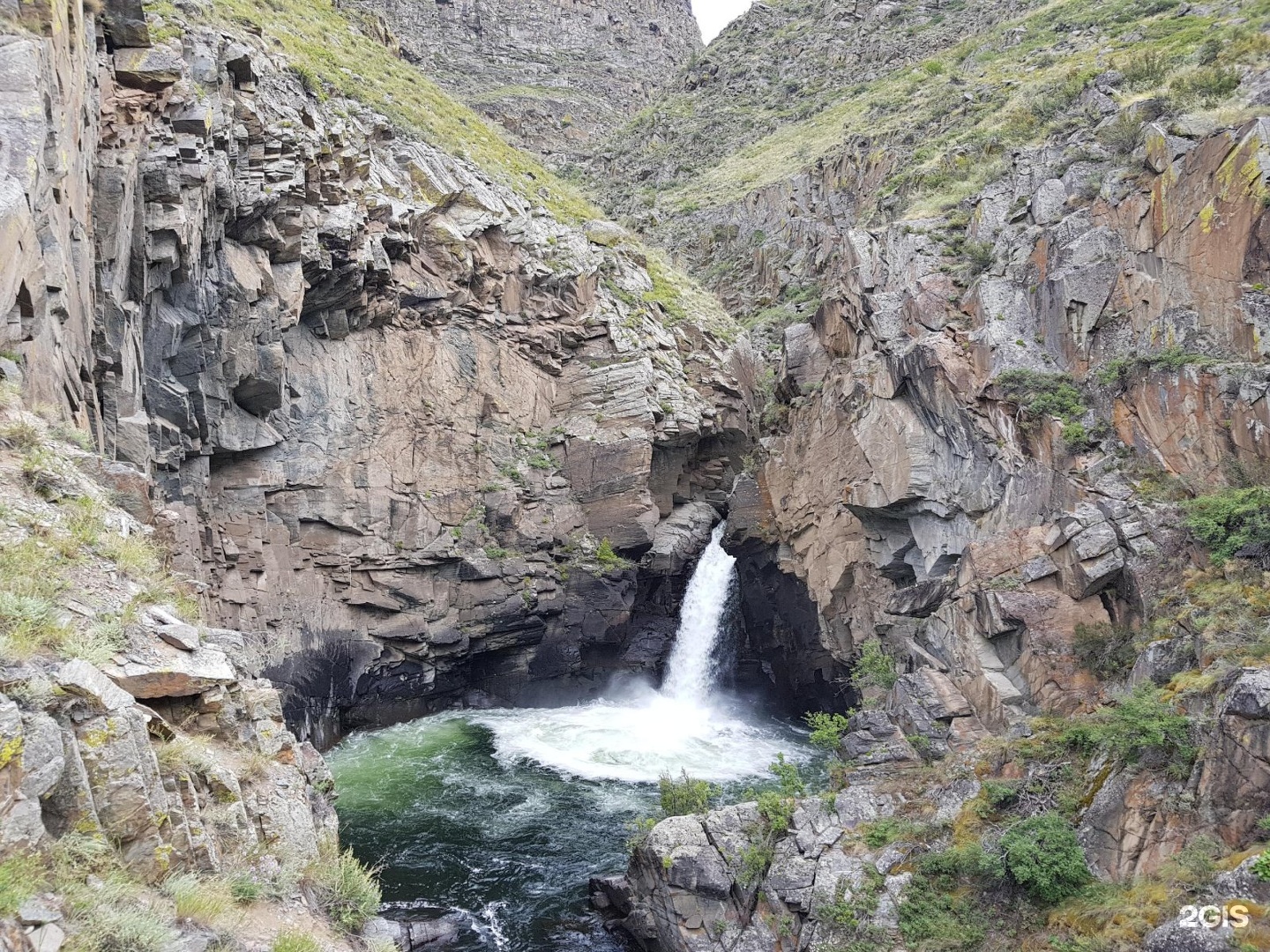 Водопад в Куркуре Горном Алтае