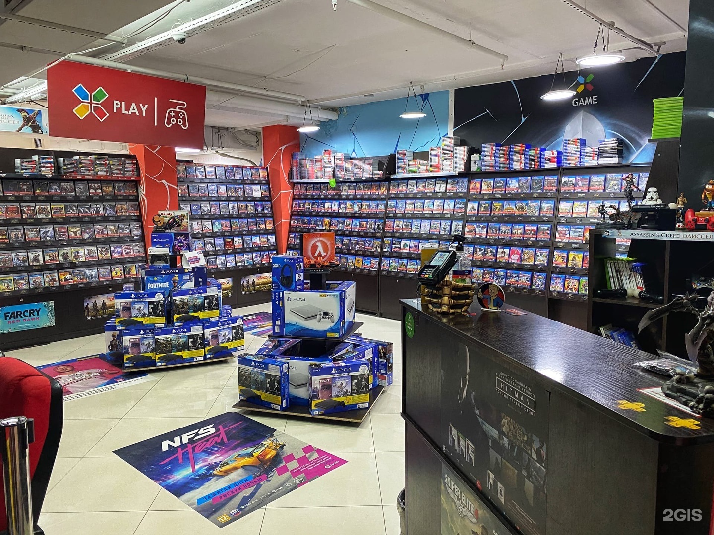 Games shops магазин. Магазин игровых приставок. Магазин компьютерных игр. Игровой магазин. Игровой магазин видеоигр.