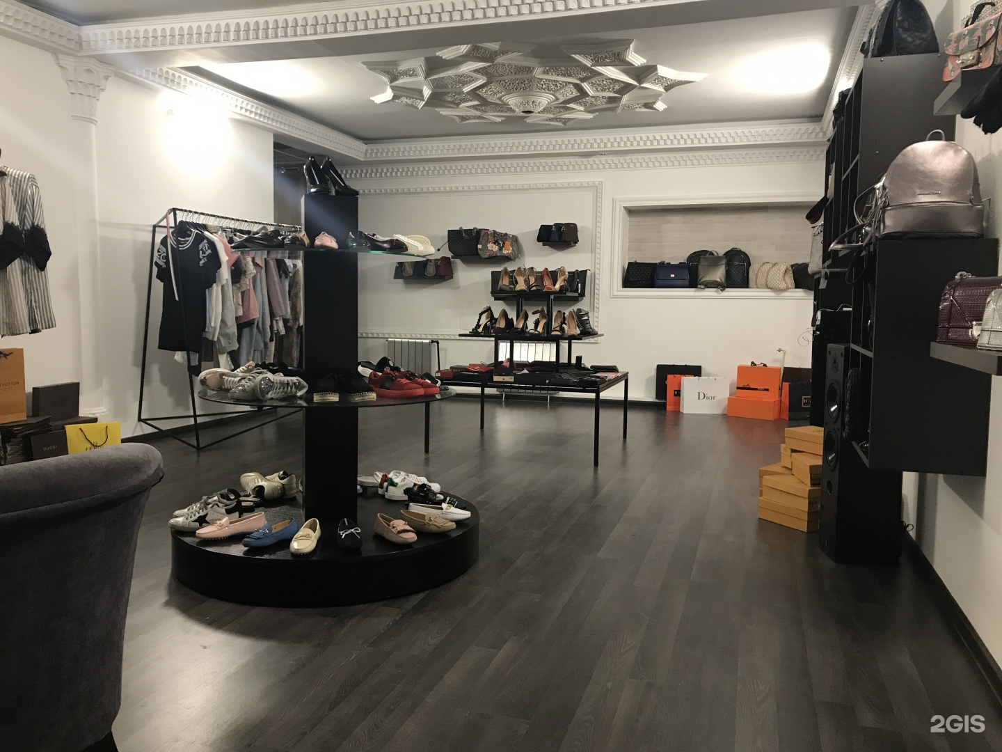 Бронницкий ювелир коломна рио. Шоу рум фламинго. Длинные платья 2021 на каждый день зимний. Интерьер шоу рума одежды 15 кв м. Шоурум и салон на чистопольской казань.