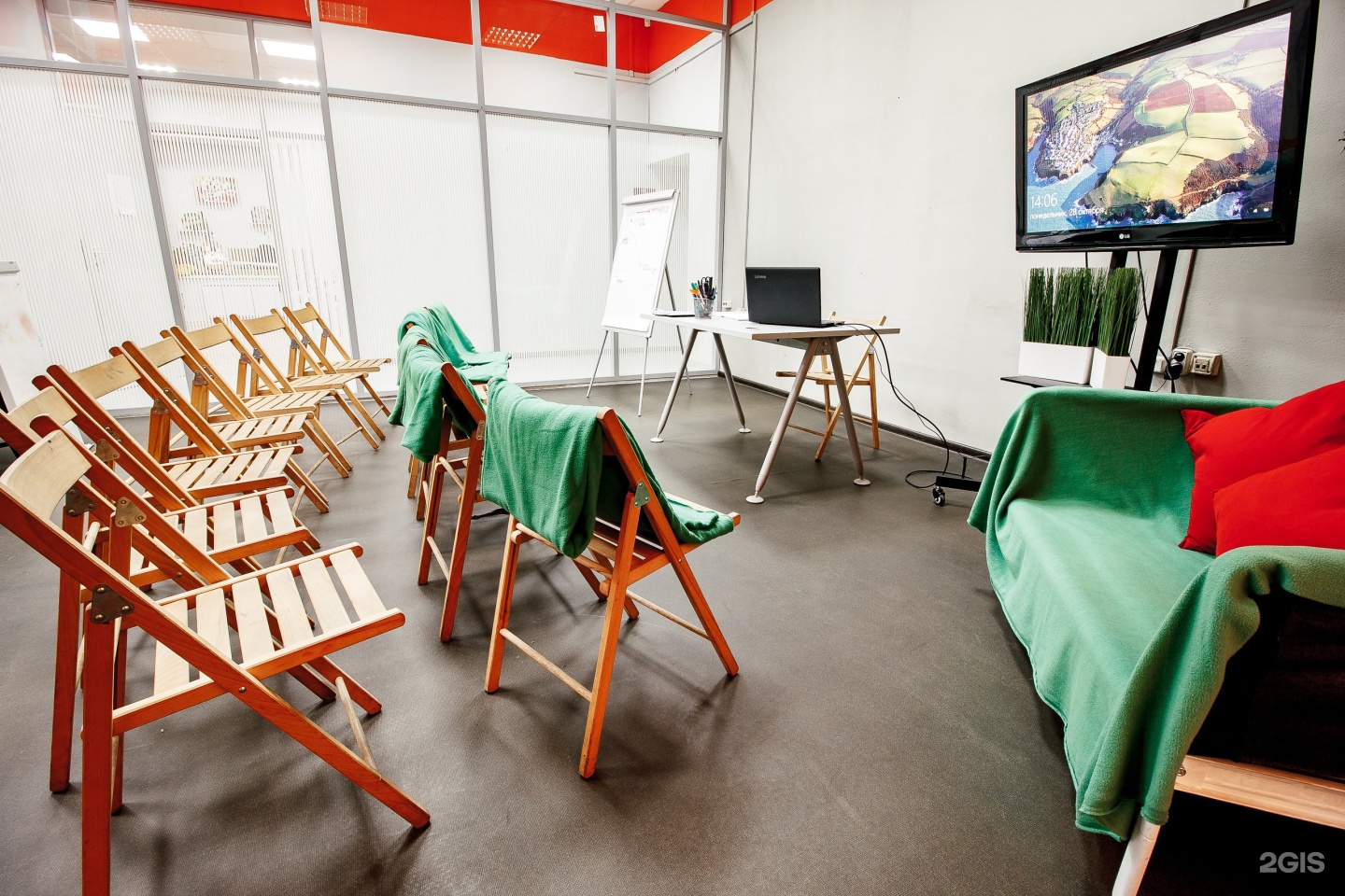 Улица бограда 65 красноярск. Молодежный центр зеркало. Красноярск аэровокзальная улица 10 пилот. Молодежный центр красноярск. Молодежный центр лесосибирск.