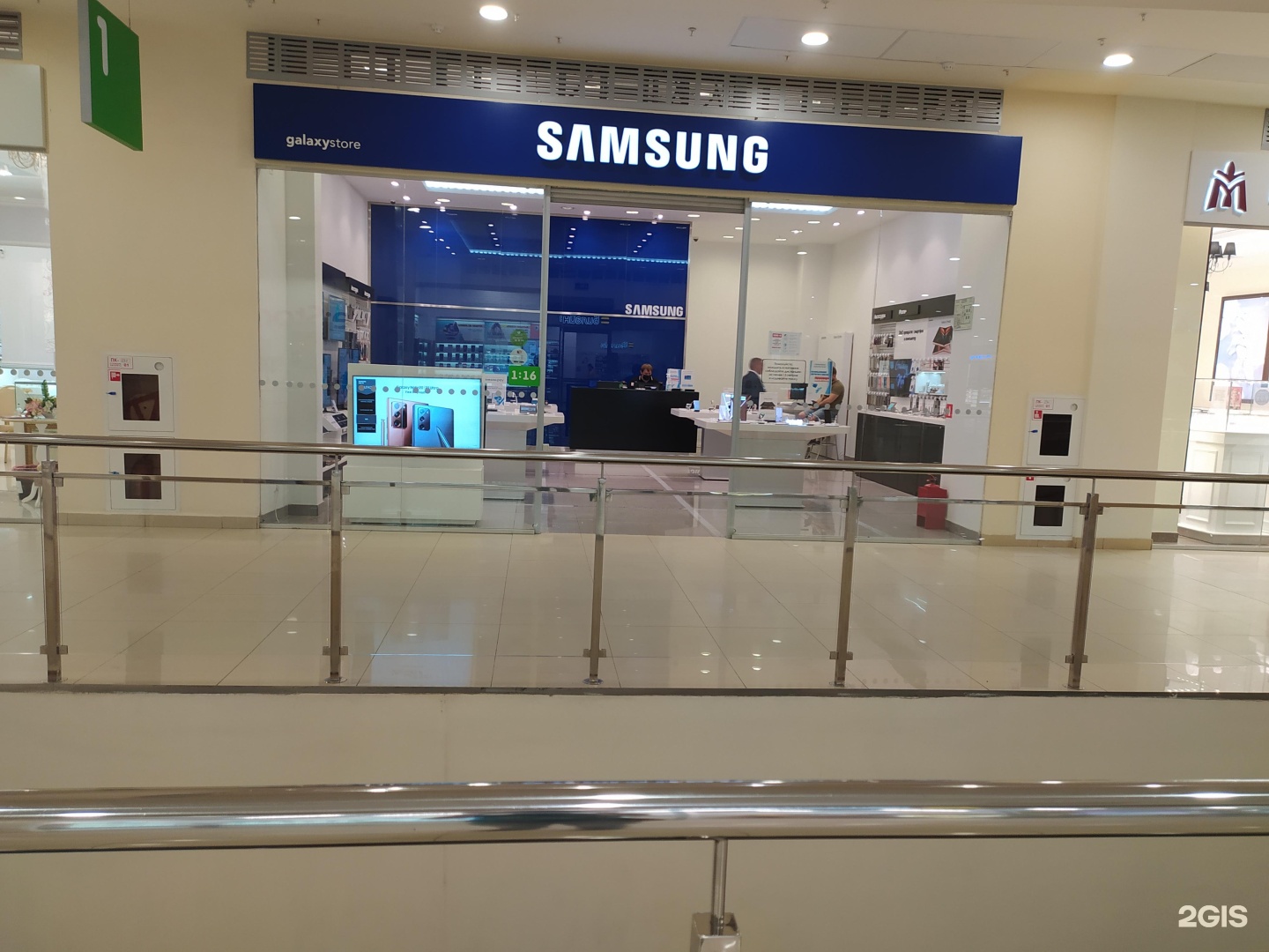 Samsung сеть. Самсунг Store. Ленсовета 97 ТРК Континент. Samsung магазин.