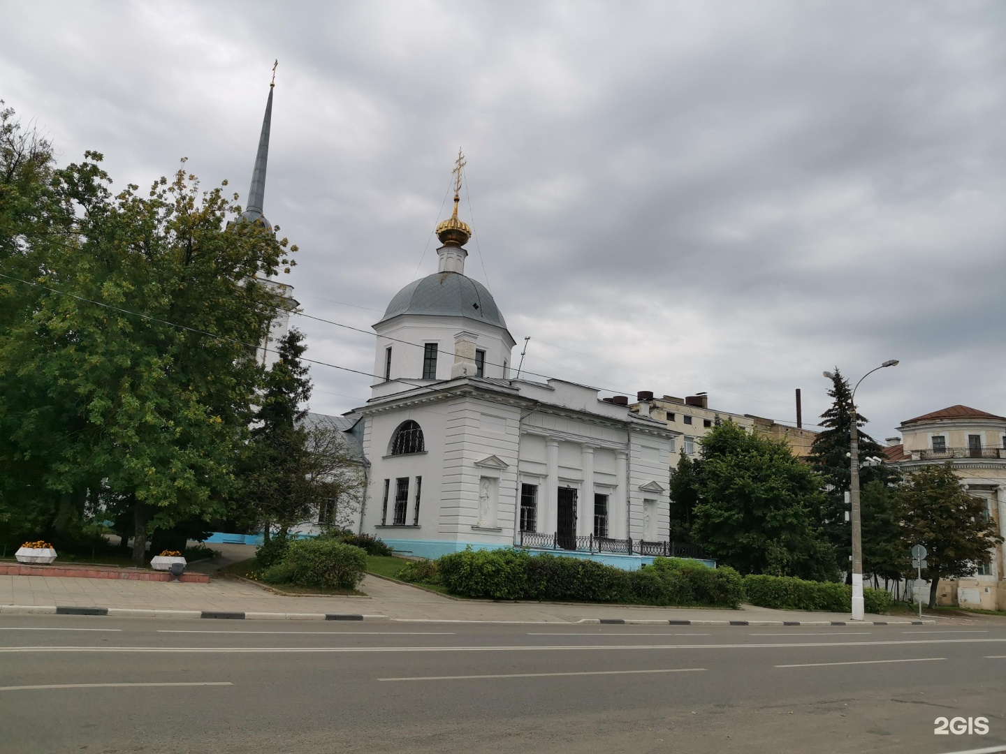 Храм трех исповедников. Церковь трех исповедников Тверь. Церковь на набережной Афанасия Никитина в Твери. Церковь трёх исповедников. Тверь весной Церковь Воскресения и Афанасий.