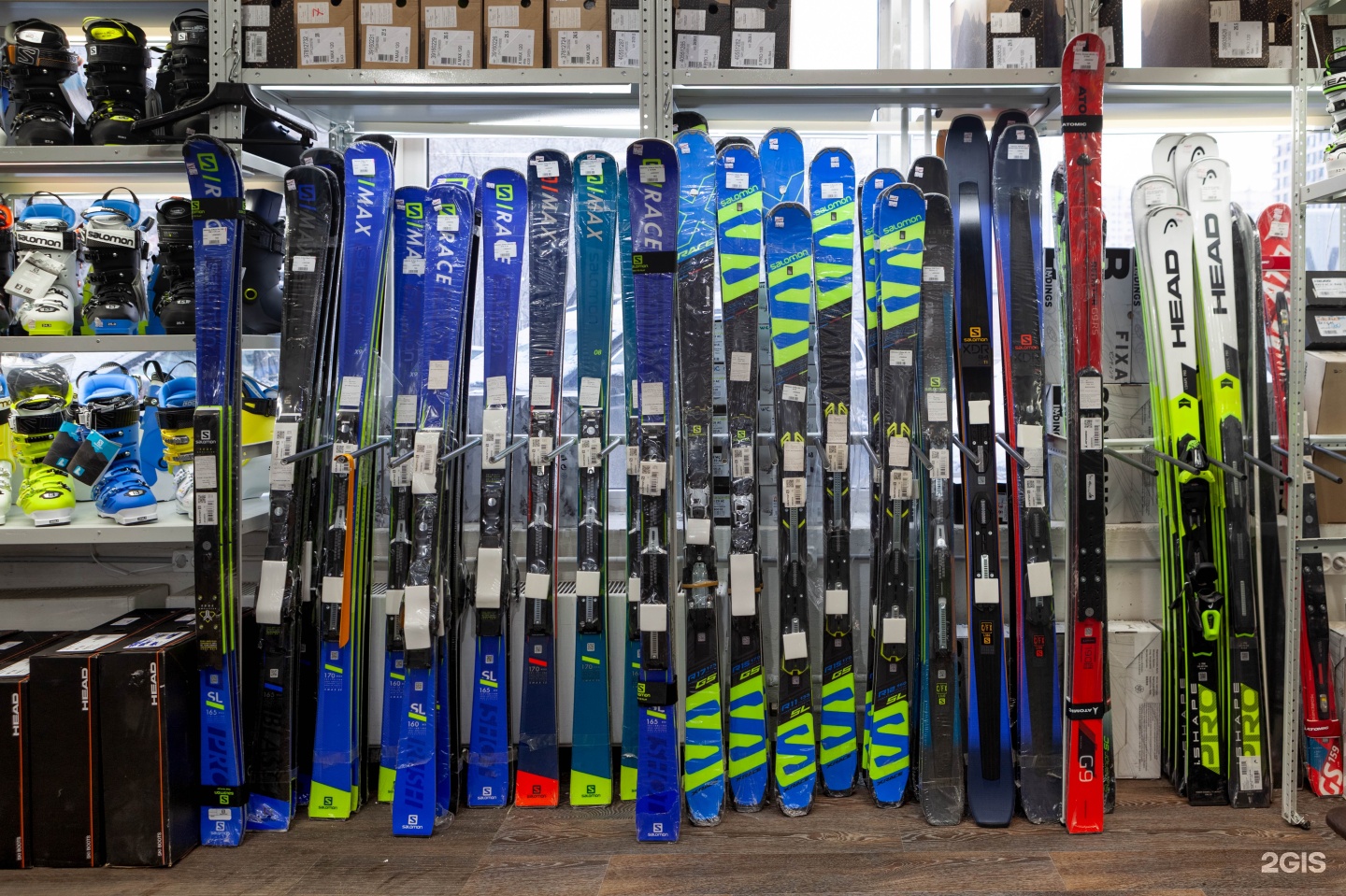 Горнолыжный магазин. Магазин лыж. Лыжный магазин b. Магазин для горнолыжников в Москве.