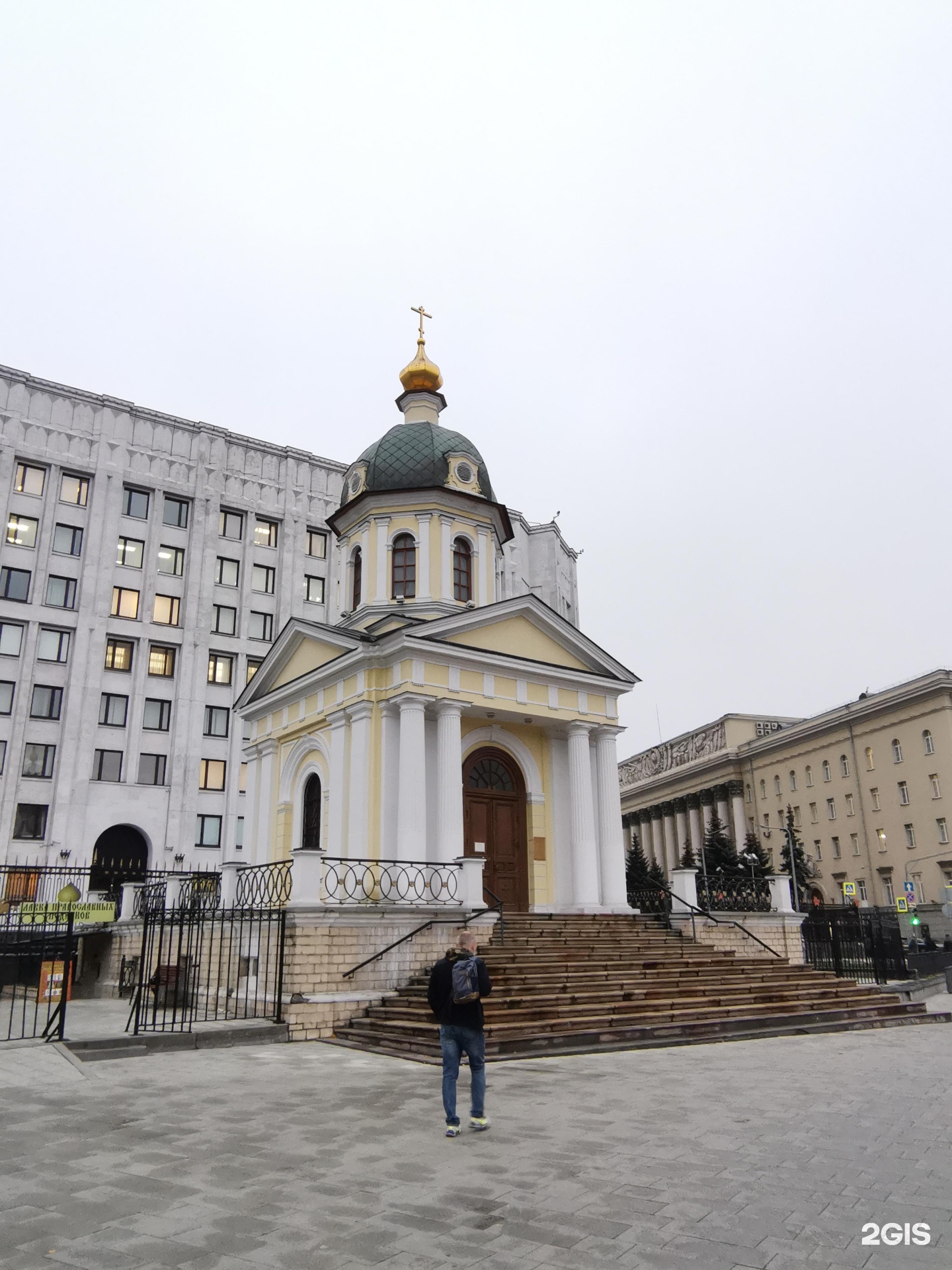 Храм Бориса и Глеба на Арбате. Храм часовня Бориса и Глеба на Арбатской площади. Арбатская площадь храмы. Храма святых князей Бориса и Глеба на Арбатской площади.