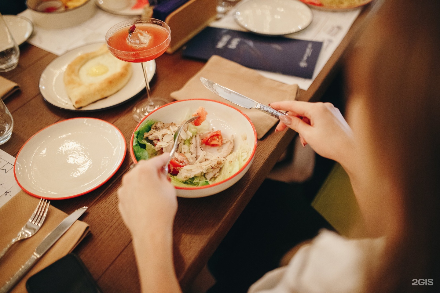 Семейный ресторан счастье. Счастье ресторан грузинской кухни. Республики 65 Тюмень ресторан. Грузинский ресторан счастливые люди.