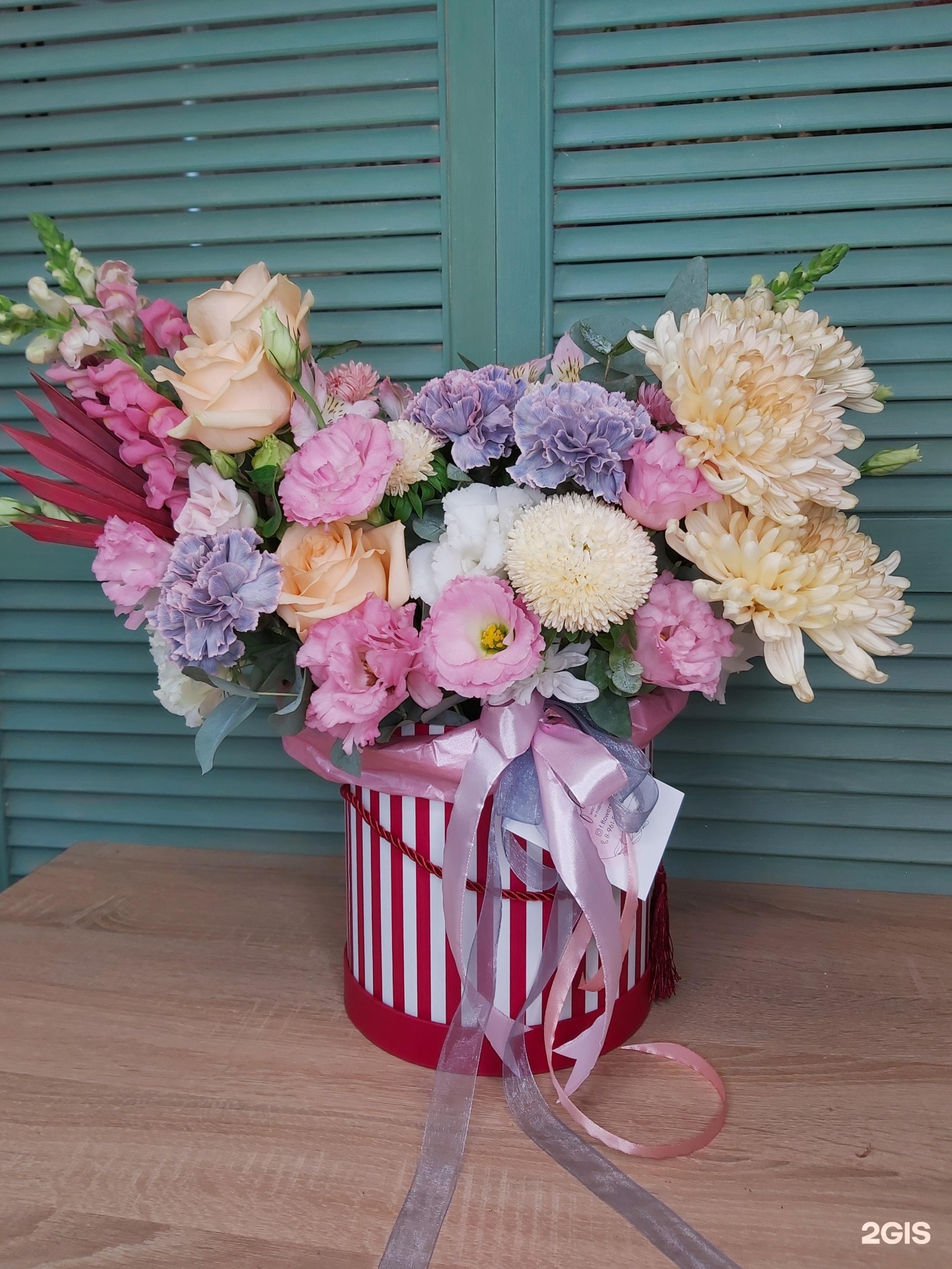 Буква ц из цветов. Цветочная мастерская. Шикарный букет цветов. F цветок. Буква f.