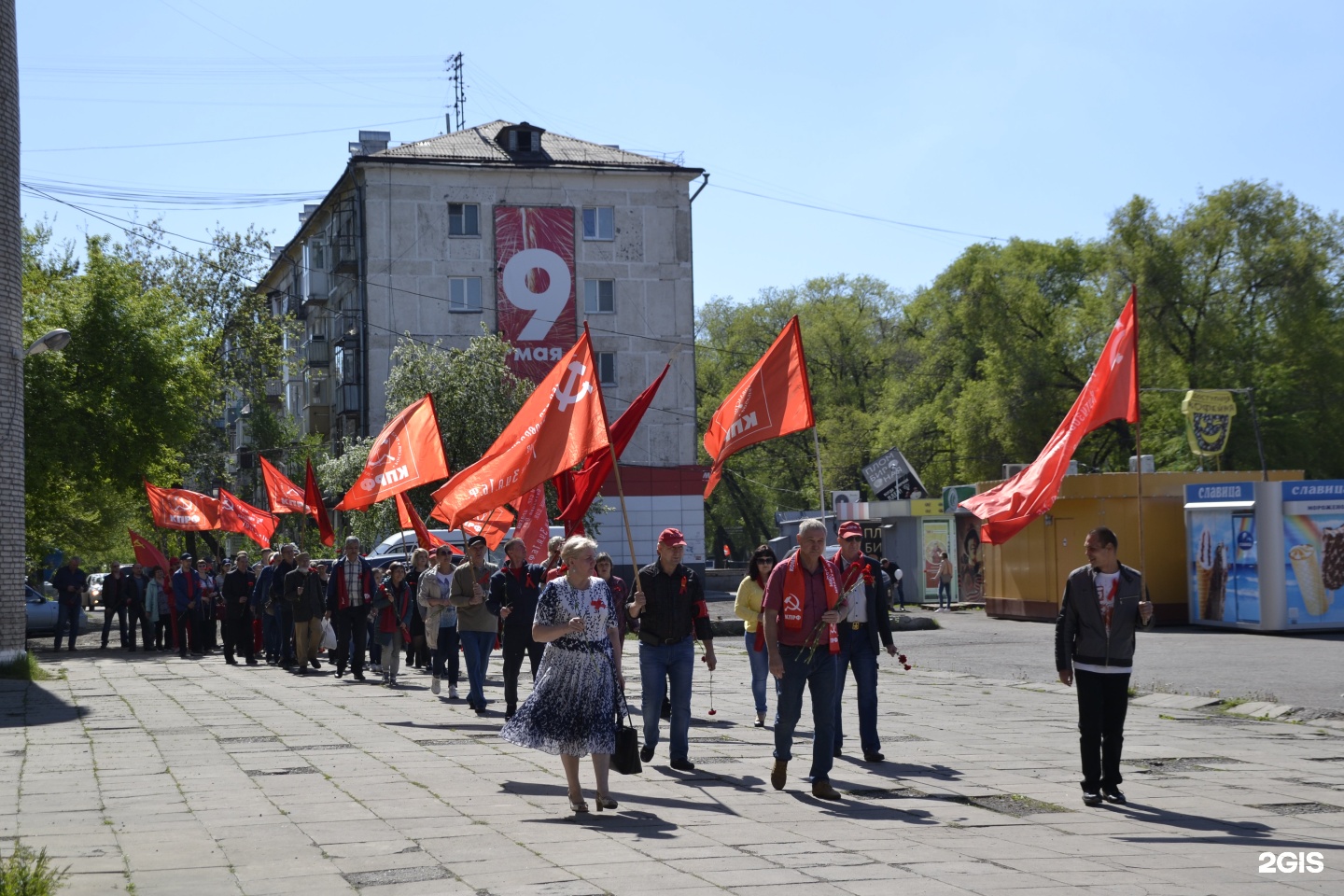 Шли в плотную