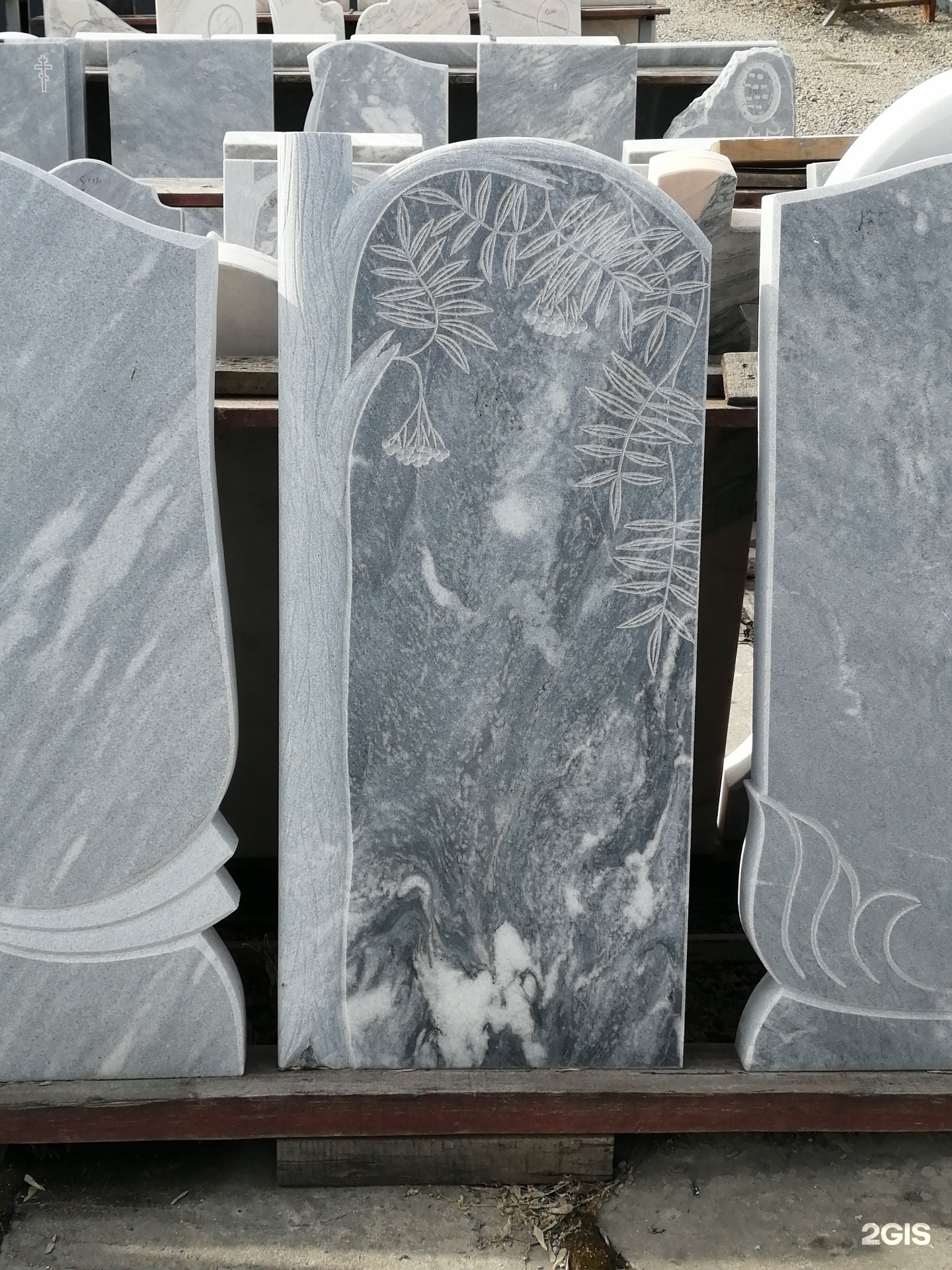 Стела гранит зеркало. Дымовский гранит памятники. На гранитной стеле связь управление. На гранитной стеле связь управление. Крепление гранитного памятника.