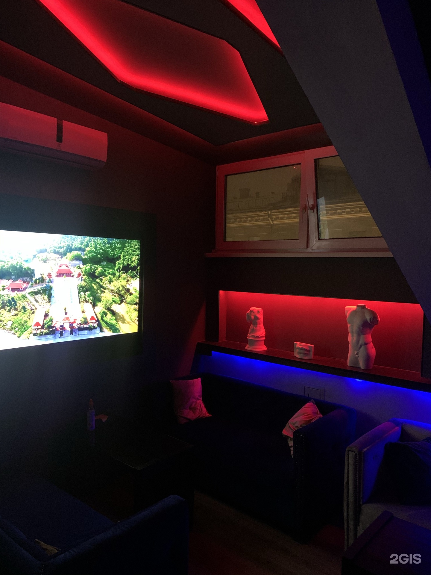 Кальянная с комнатами москва. Кальян бар Москва. Комната на 8 человек. 11 Rooms Китай город. 7room кальян.