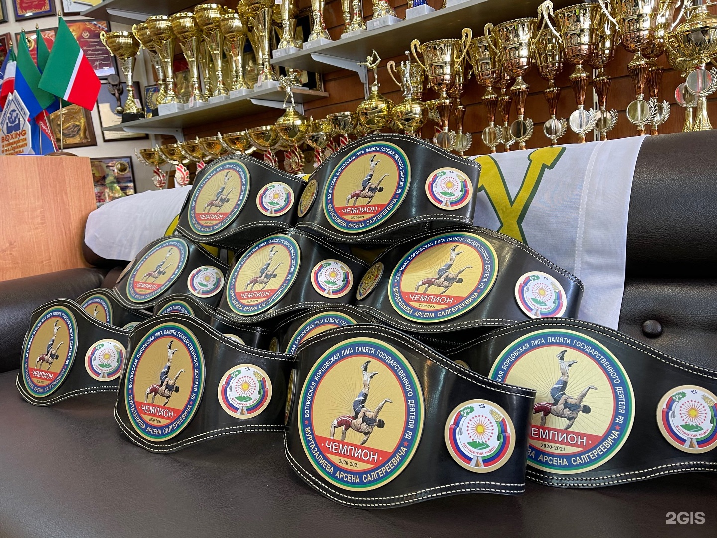 Мир наград рыбинск. Чемпионские наградные пояса. сувенирные магазины в махачкале. сувенирная ул ца махачкала.