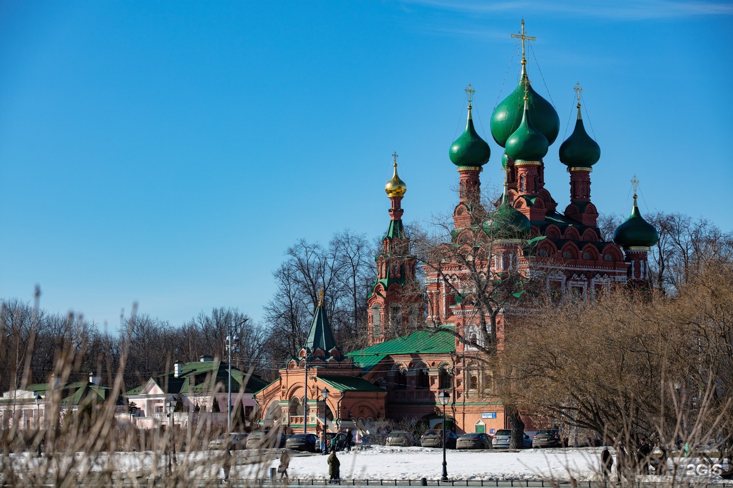 Храм живоначальной троицы в останкино. Троица в Останкино Никола в Хамовниках. Храм Останкино зимой. Храм в Останкино Живоначальной Троицы расписание. Храм у Останкино кто изображен на храме.