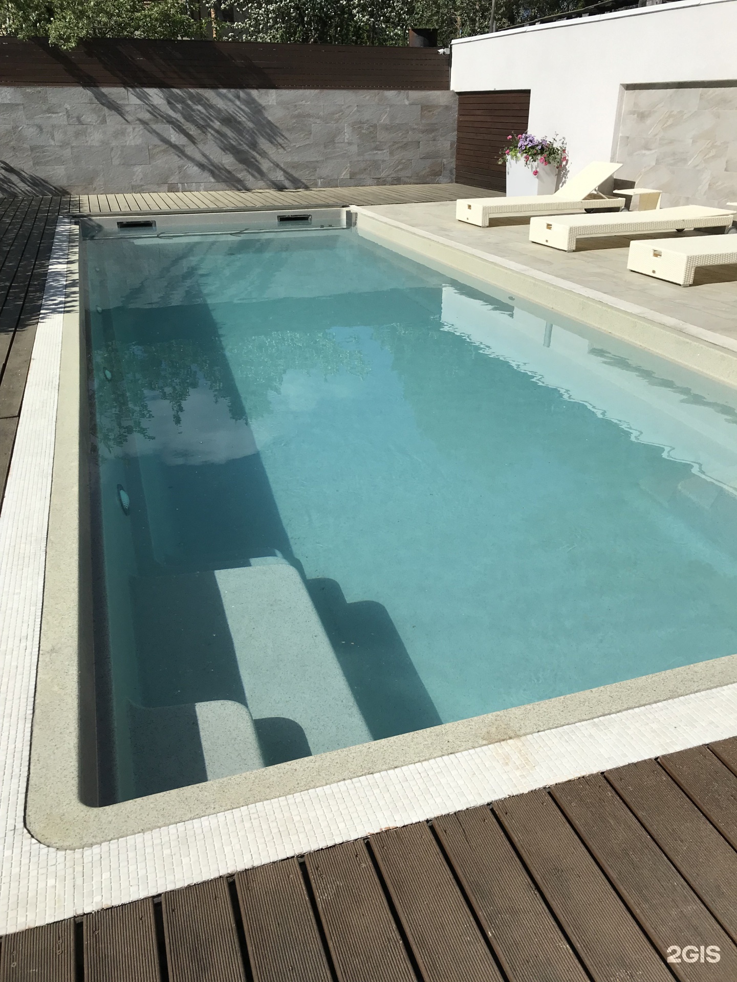Compass pools. Бассейн Compass Pools. Бассейн стационарный на участке.