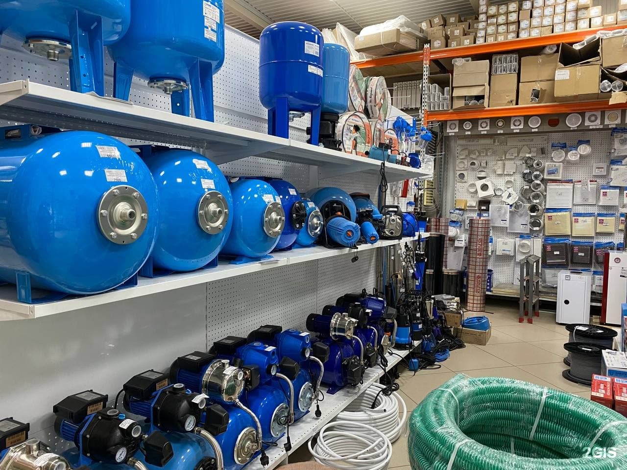 Иний. Иней на траве. Иней на ветках. Зимняя ветка. Иней на ветках деревьев.