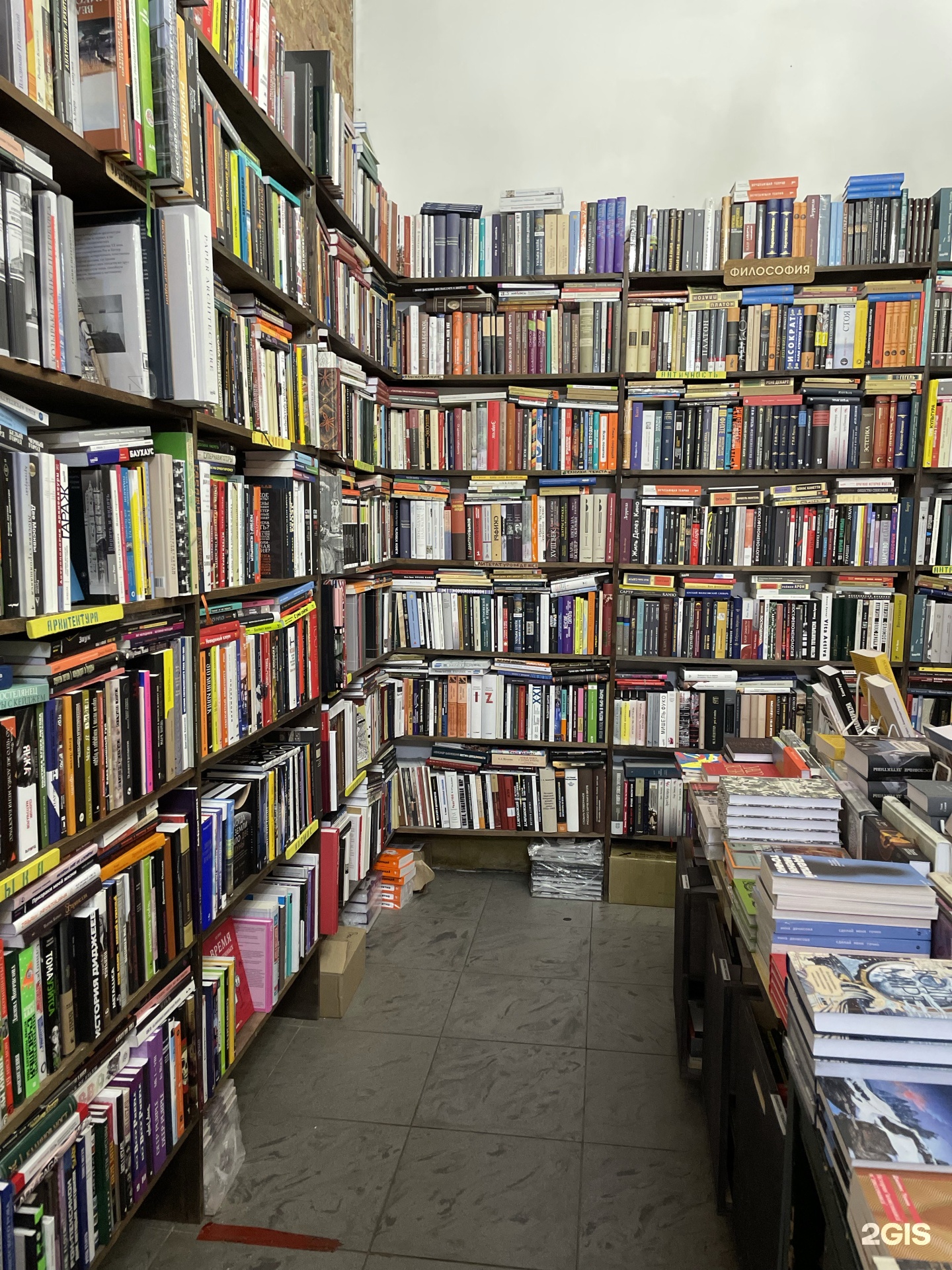 Петербург самый большой книжный магазин. Самый большой книжный магазин в Питере. Книжный магазин все свободны Санкт-Петербург. Во весь голос книжный магазин СПБ. Магазин все свободны.