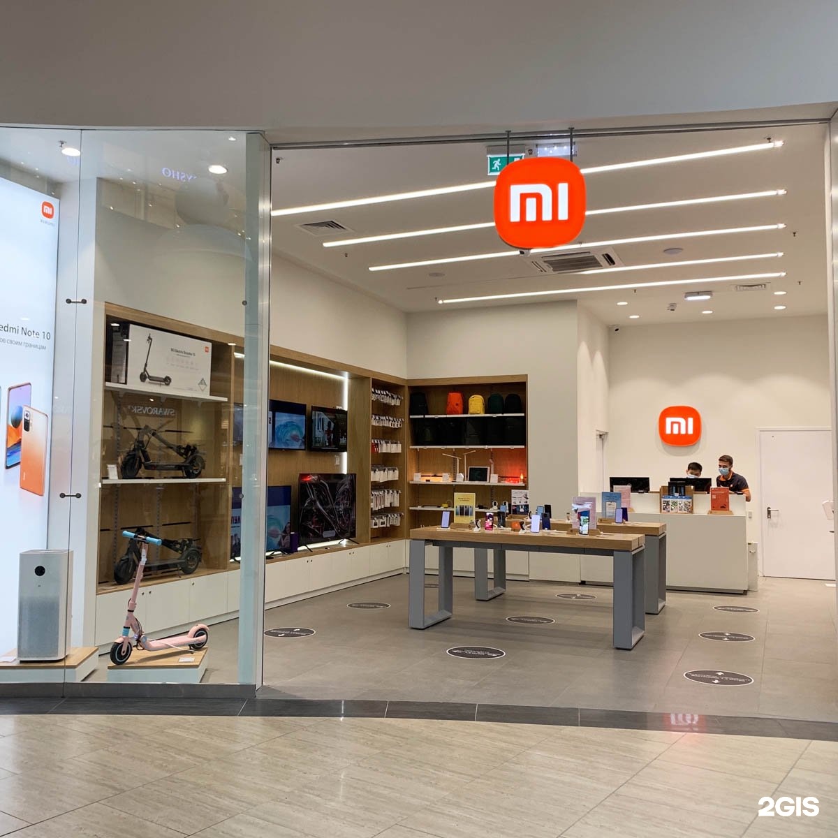 Броско молл пионерская ул 2в отзывы. Магазин Xiaomi. Магазин ксиоми. Xiaomi Store. Ксиоми салон.