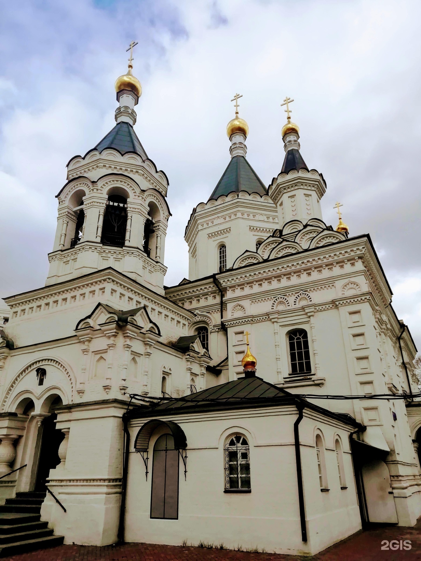 Храм на девичьем поле расписание. Храм Архангела Михаила в Москве. Фото храма Архангела Михаила Москва Еланского. Храм Архангела Михаила при клиниках на девичьем поле фото. Шоколадница Москва у церкви Архангела на девичьем Михаила.