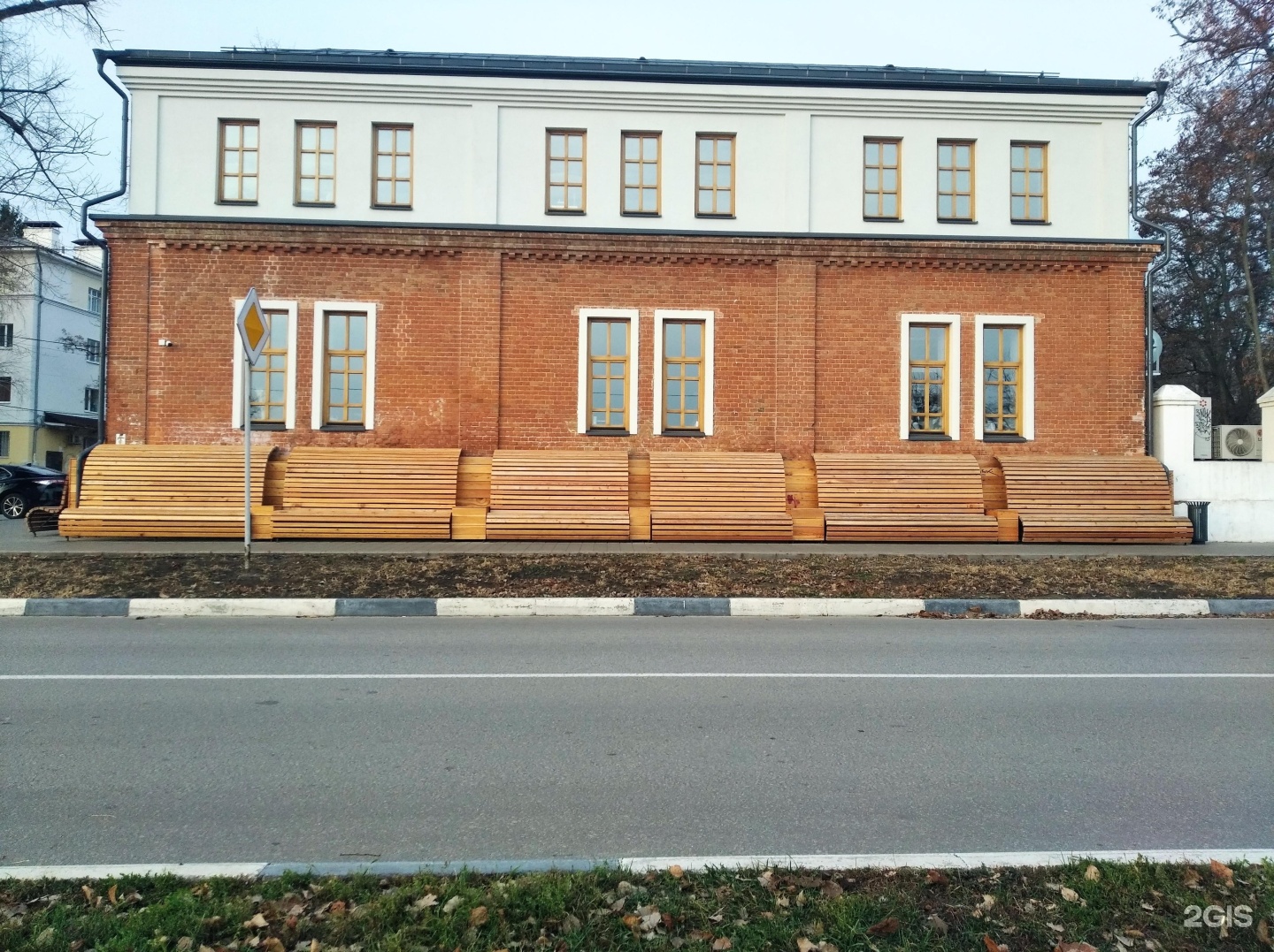 Х лит. Кольчугино магазин с подсветкой. Набережная обводного канала, 74 лит здания. Зиповская 5 лит х что там находится. Х лит.