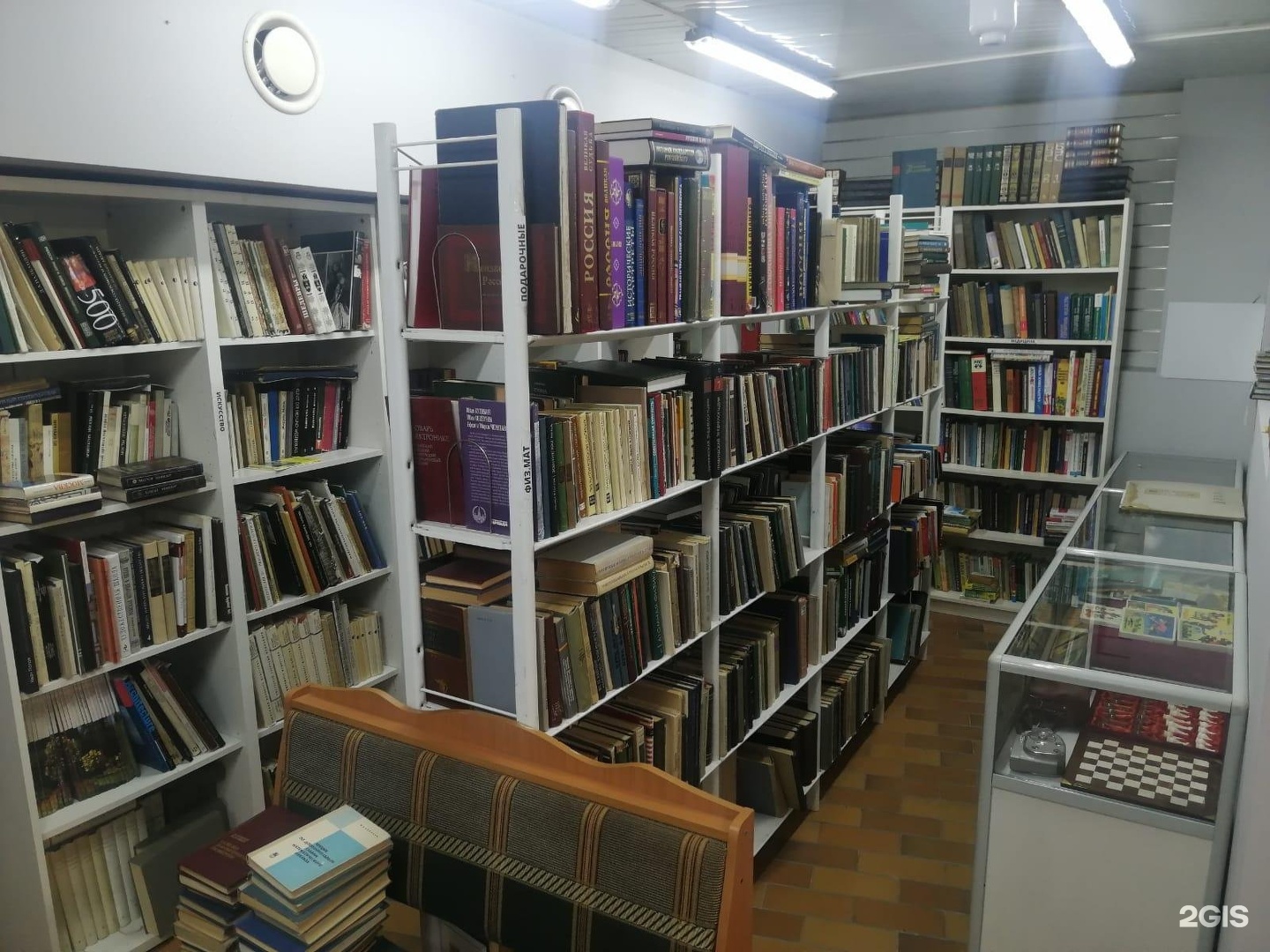 Книжный магазин лгбт. Книгозор 54 новосибирск. Капитал книжный магазин новосибирск сайт. Книги о новосибирске. Магазин букинист в новосибирске.