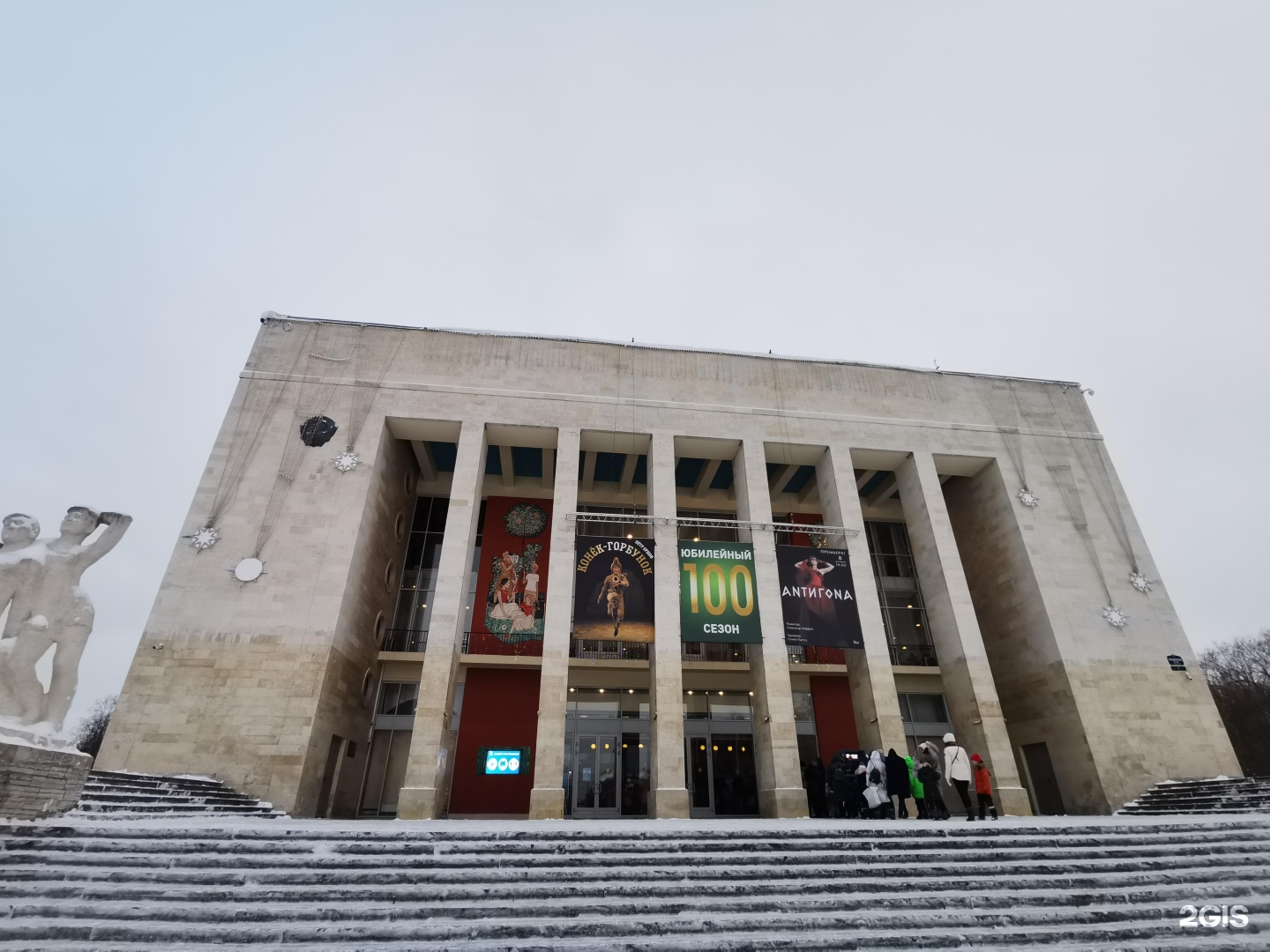 Тюз сайт санкт петербург. Театр юного зрителя Санкт-Петербург. Сад театра юных зрителей Санкт-Петербург. ТЮЗ Брянцева. ТЮЗ СПБ площадь.