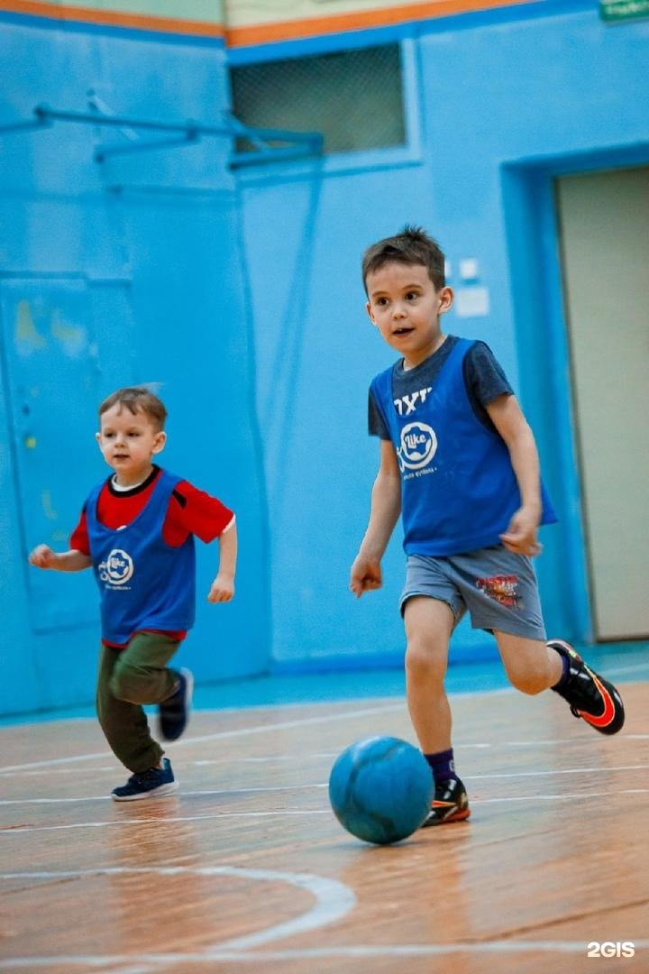 The children like they school. Школа футбола лайк. Футбол в школе. Школа футбола лайк форма. Нижний Сити футбольная школа.