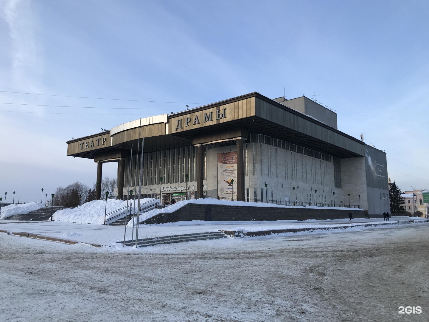 Театр драмы Томск Логинов. Набережная у театра драмы Томск. Томск театр драмы подвал. Балкон Томский драматический театр.