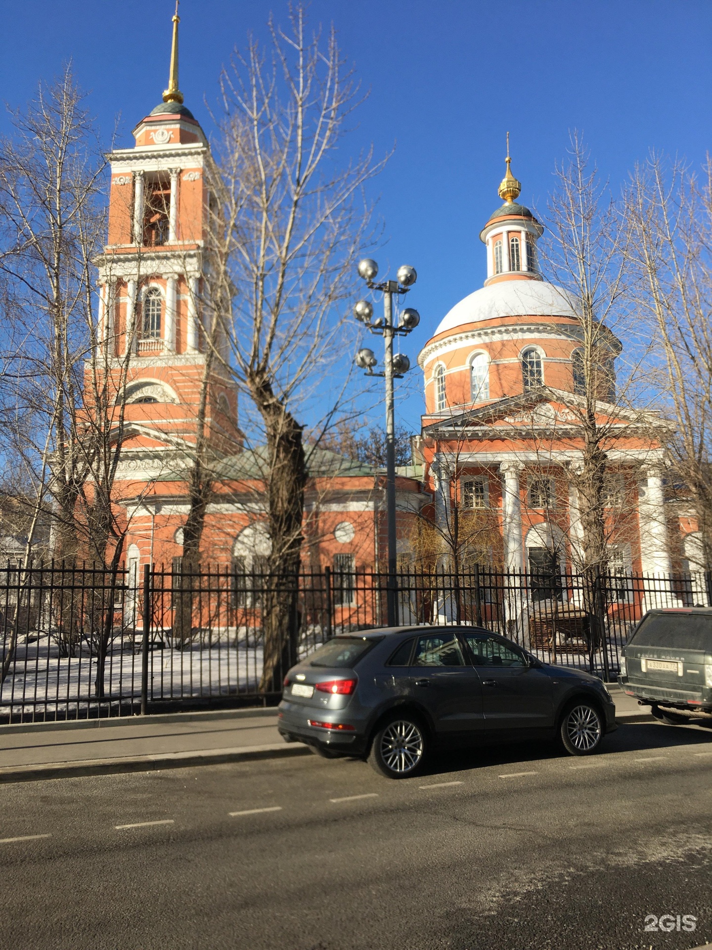 Храм в вишняках. Храм Троицы в Вишняках на Пятницкой. Церковь Живоначальной Троицы на Пятницкой улице. Храм Троицы в Вишняках на Пятницкой интерьер.