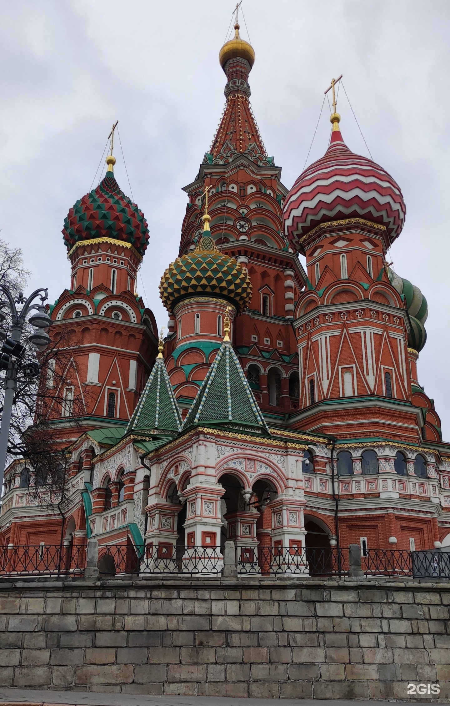 Красный храм в Москве. Красный храм в Москве шатровый и шлемный.