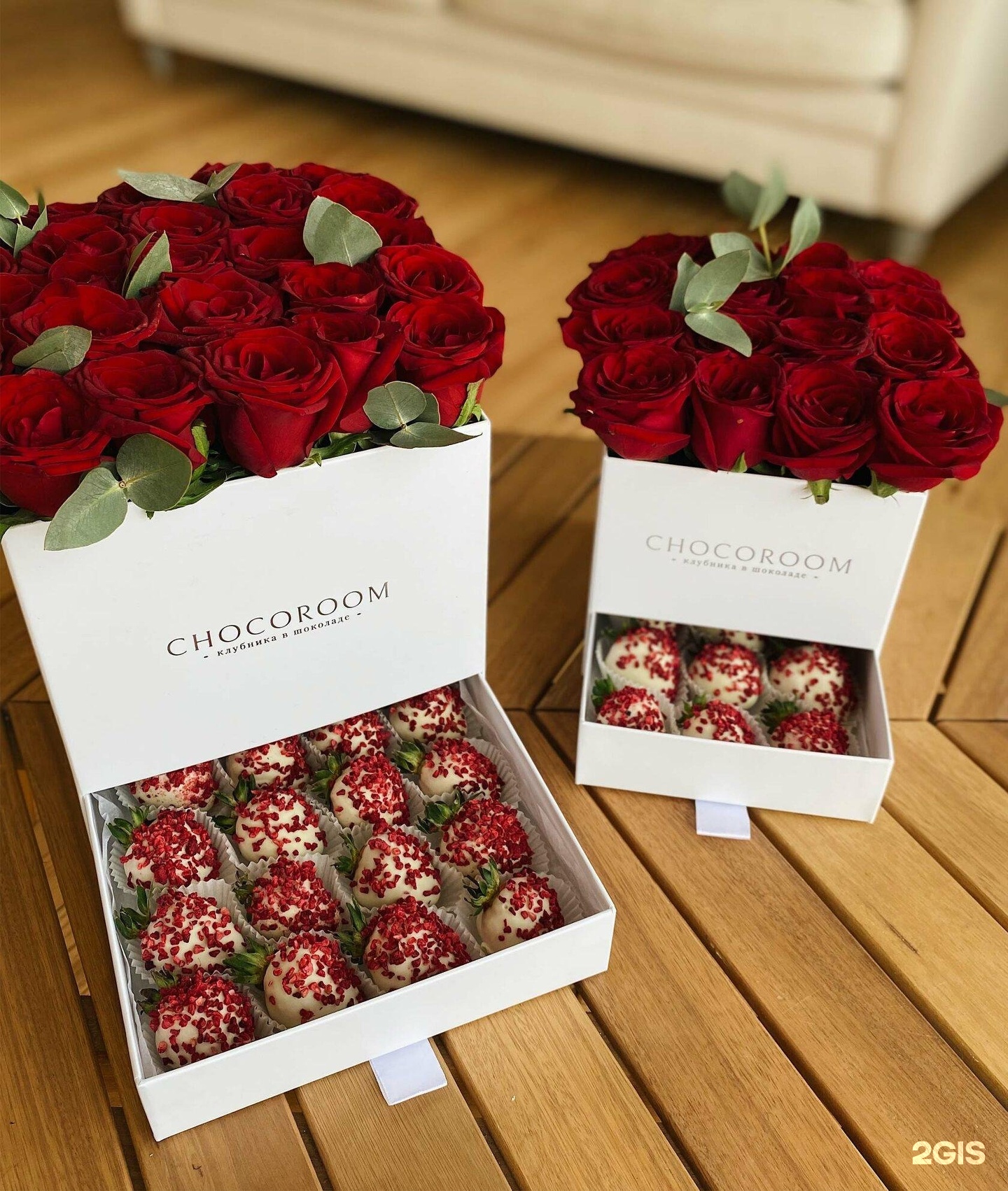 Chocoroom. Шкатулка с красными розами. Красные розы в шоколадной упаковке. Chocoroom клубника в шоколаде СПБ. Клубника в белом бельгийском шоколаде с красными розами в коробке
