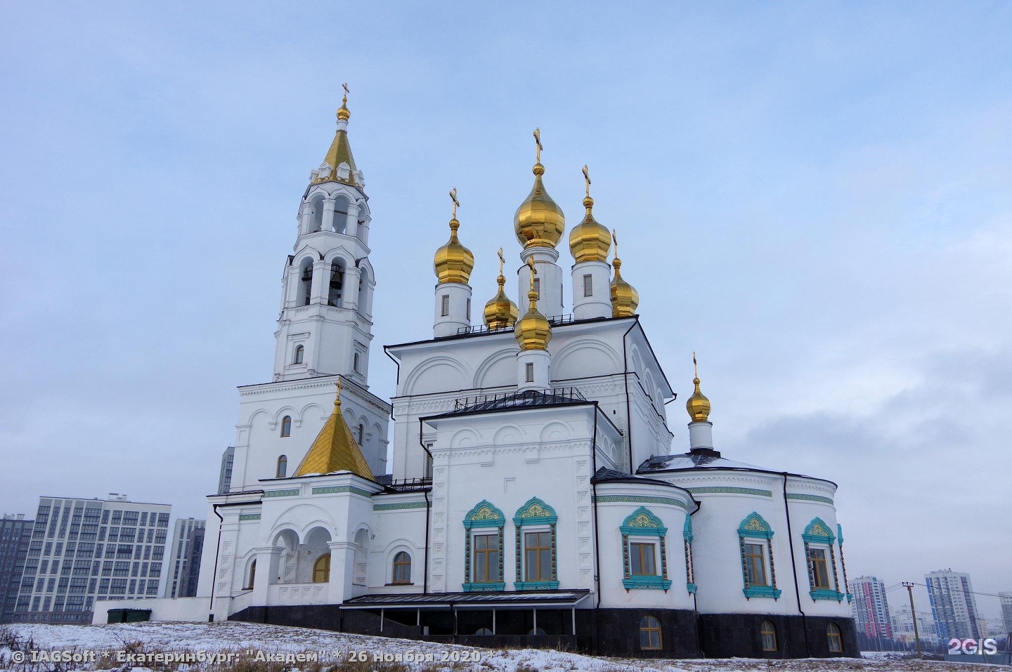 Строитель екатеринбург. Храм Божьих Строителей Екатеринбург. Благовещенская Церковь святых Божиих Строителей, Екатеринбург. Благовещенская Церковь святых Божиих Строителей осенью. Храм святых Божьих Строителей Екатеринбург, фото здания.