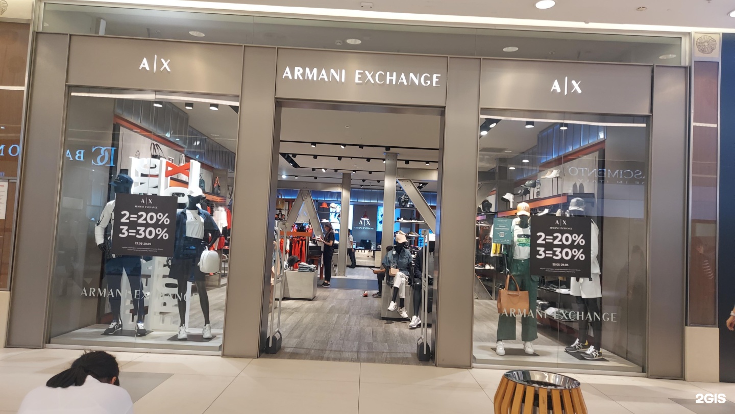 Биржи магазин. Магазин Армани эксчендж. Armani Exchange магазин. Armani Exchange реклама. Биржа магазин.