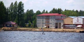 Судоверфь: Отель Бригантина