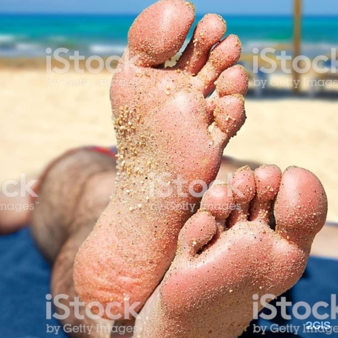 мужские ноги на пляже