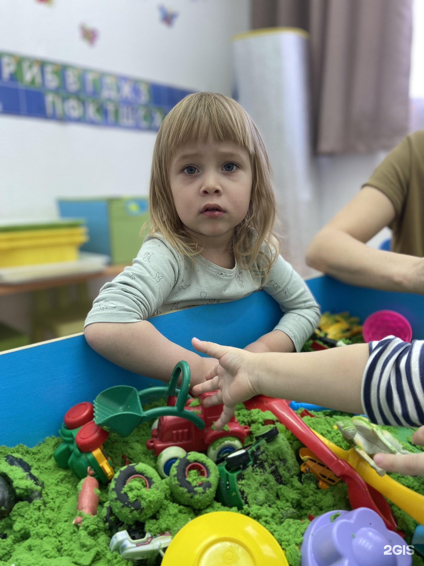 Ооо калейдоскоп. Детский сад Радуга квест. Средняя группа в детском саду Возраст. Кружок Волшебная бумага в средней группе. Кинетический сад.