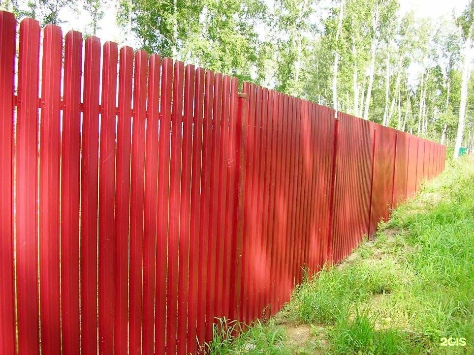 цветной забор из профнастила. забор из красного штакетника. красный забор. красный забор. профлист 1200х2000.