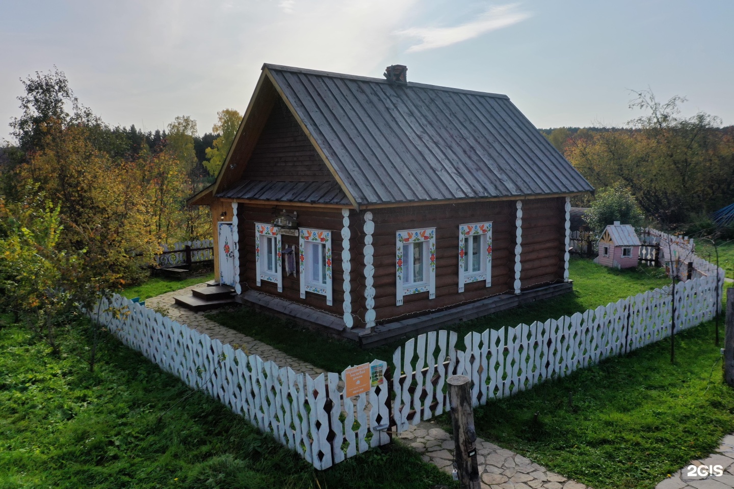 Коттедж/Гостевой дом Парк сказов, пос. Арамиль, парк Сказов, 1 — цена,  фото, отзывы и адрес отеля | забронировать на Отелло