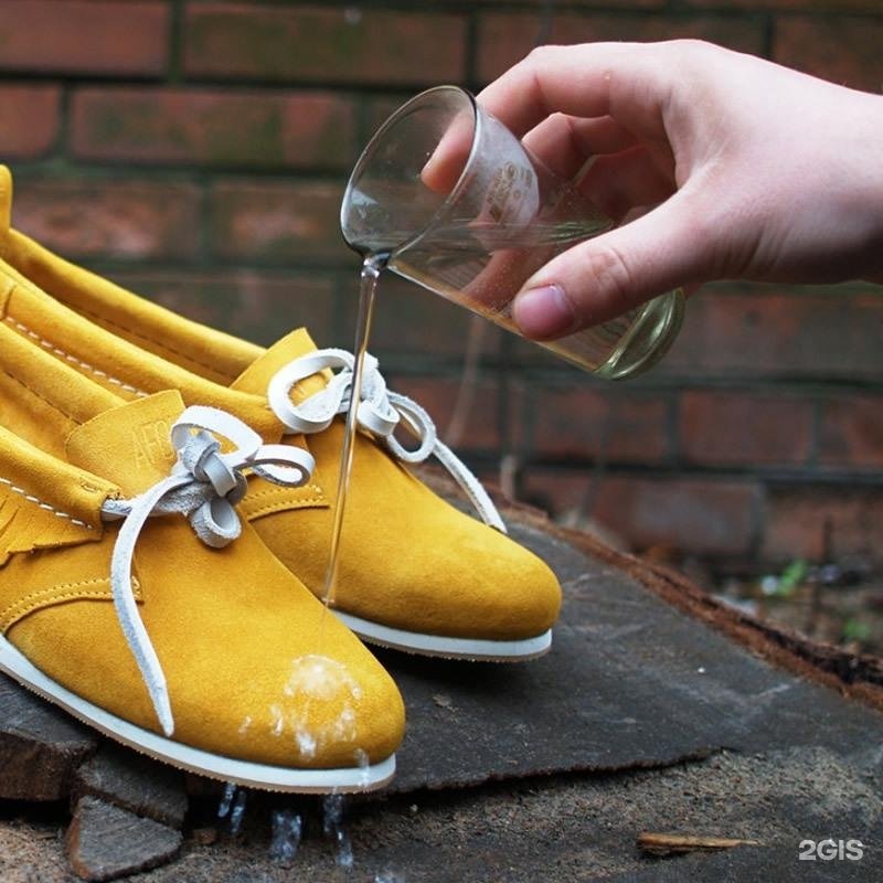 Пропитка для защиты обуви от грязи и воды. Реставрация и окраска обуви. Как часто нужно обрабатывать обувь водоотталкивающей пропиткой. Обработай их водоотталкивающим спреем. Лучшая пропитка для обуви