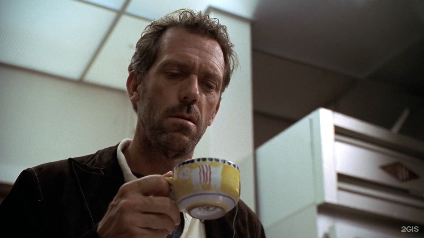 Доктор хаус пьет чай. Доктор хаус пьет. Хью лори гиф. Доктор хаус пьет. Доктор хаус ломка.