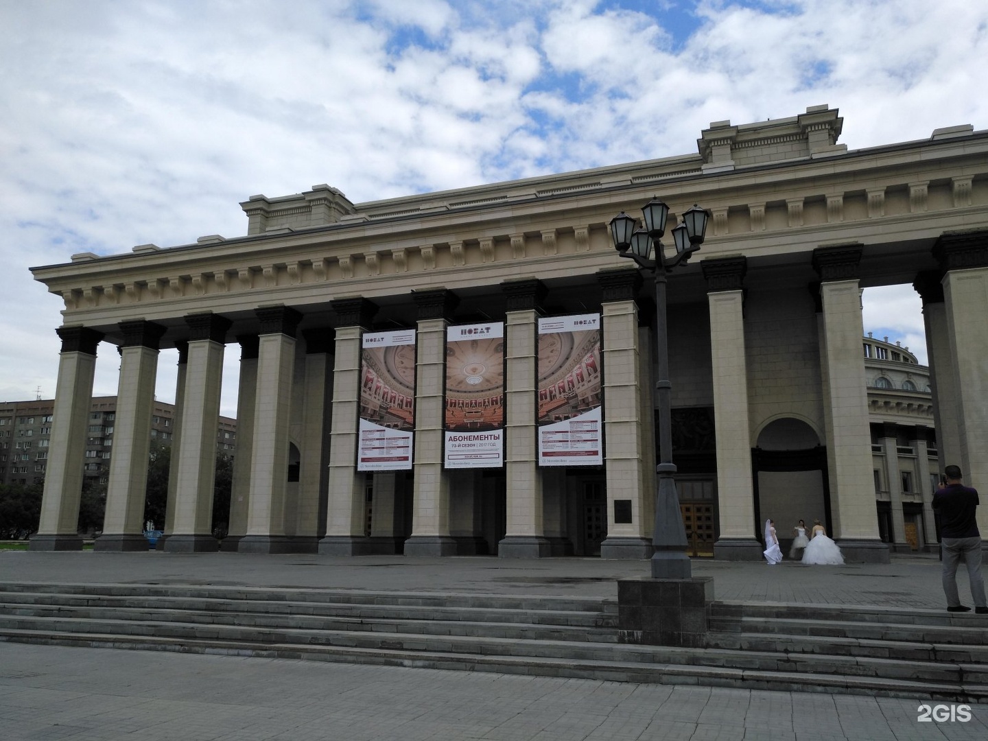 Красный проспект Новосибирск театр. Новосибирский театр оперы и балета. Новосибирский театр оперы и балета фото. Театр так Новосибирск.