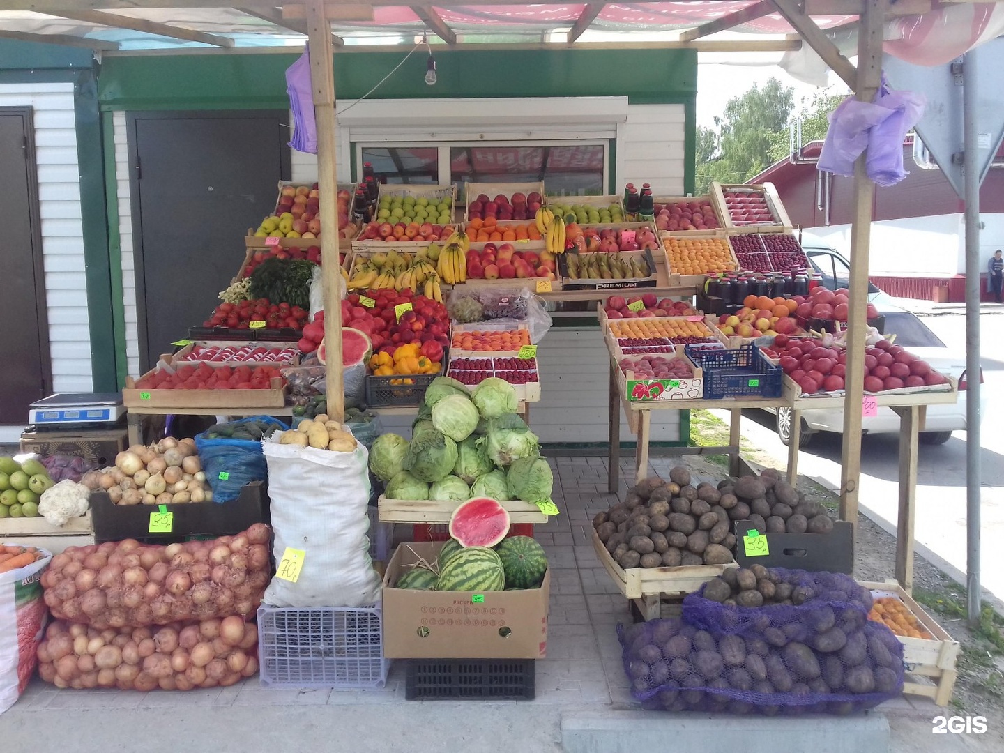 Тайцы продают фрукты. Продажа фруктов в Хасавюрте. Где в Саратове продают фрукты с огородов. Армавир продажа фруктов цена и фото.