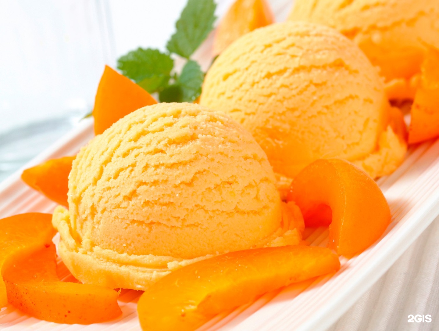 День персикового мороженого