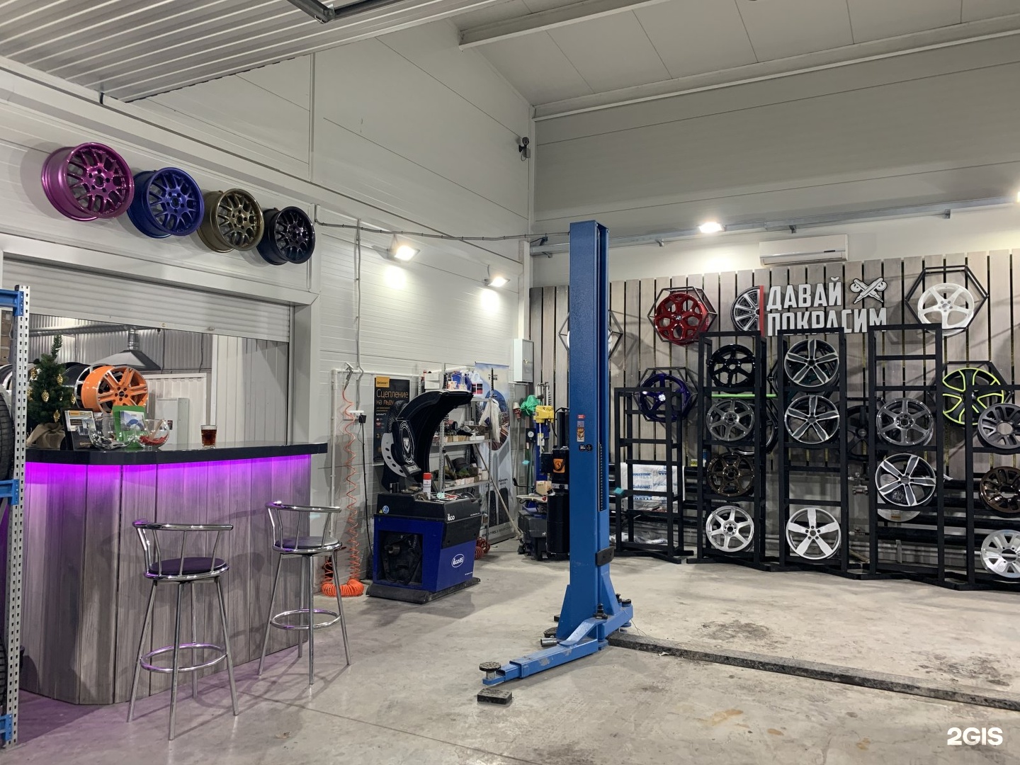 покрасить холодильник грифельной краской. покрашенный холодильник темный. художник аэрографист. давай покрасим тюмень. ул республики 250 тюмень.