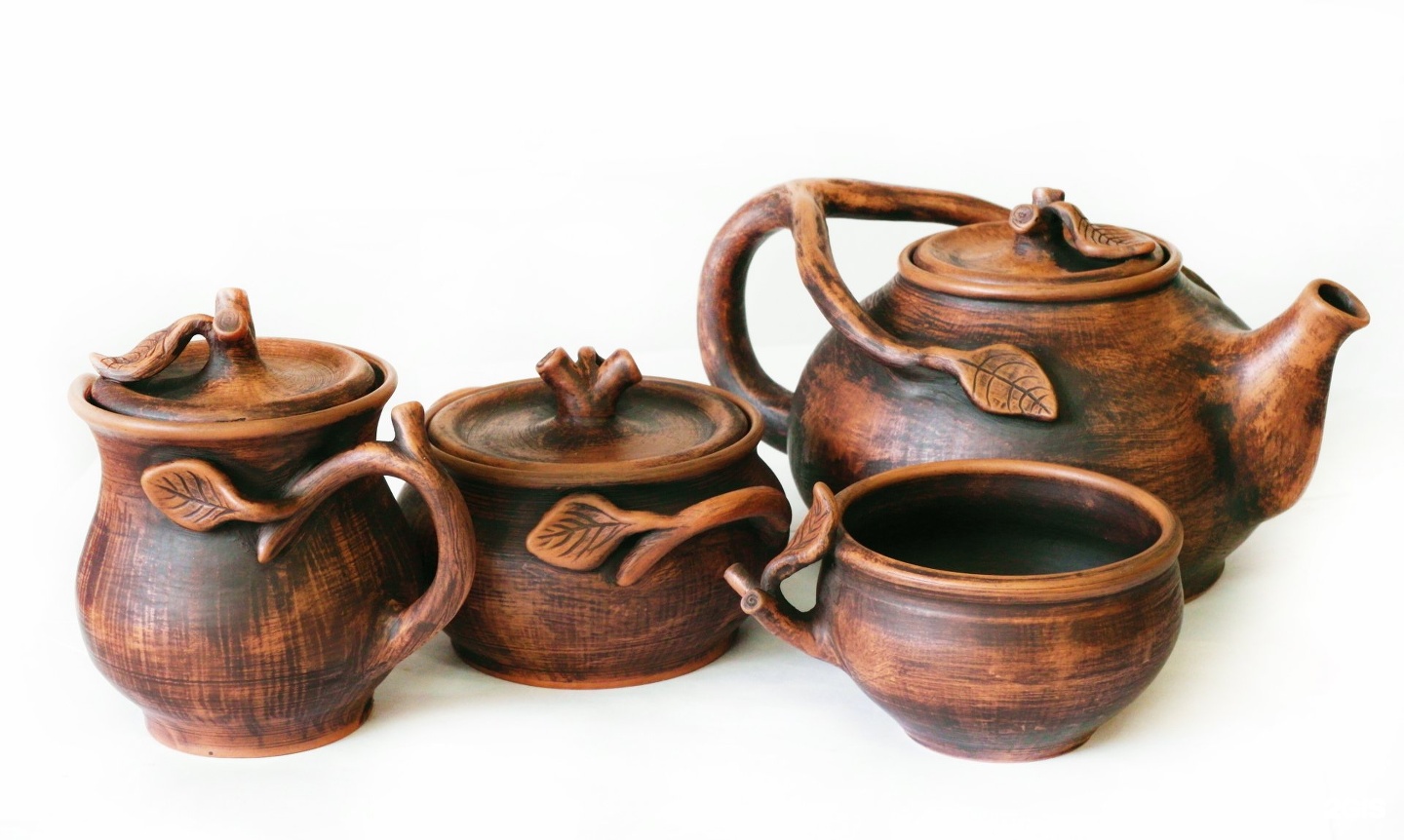 украшения из глины керамика. горшок старинный. глиняный горшок. керамические изделия. природная красная глина.