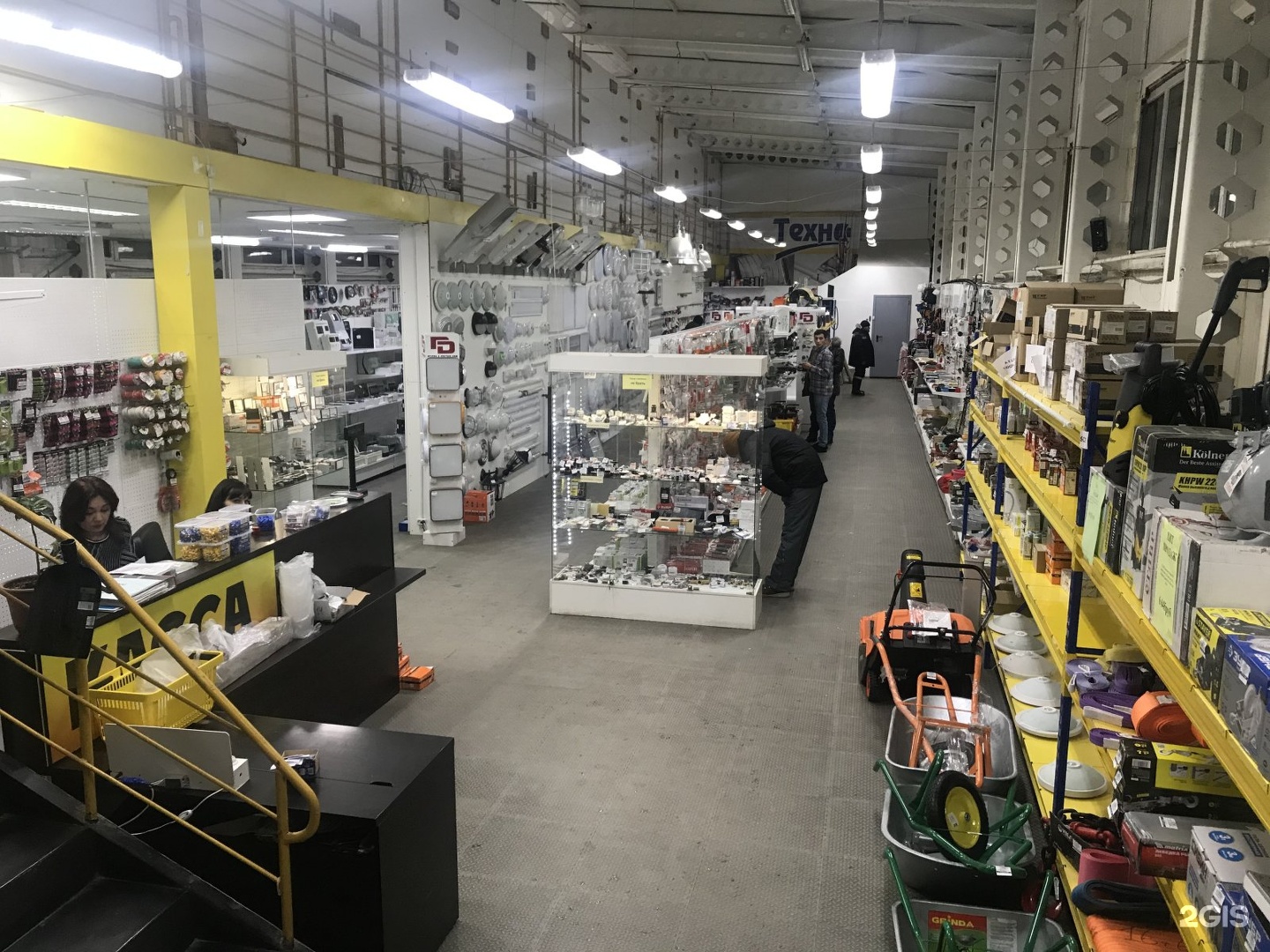 Ооо техника новый уренгой. Магазин спецодежда. Магазин южный новый уренгой. Новый уренгой завод. Технику новый уренгой.